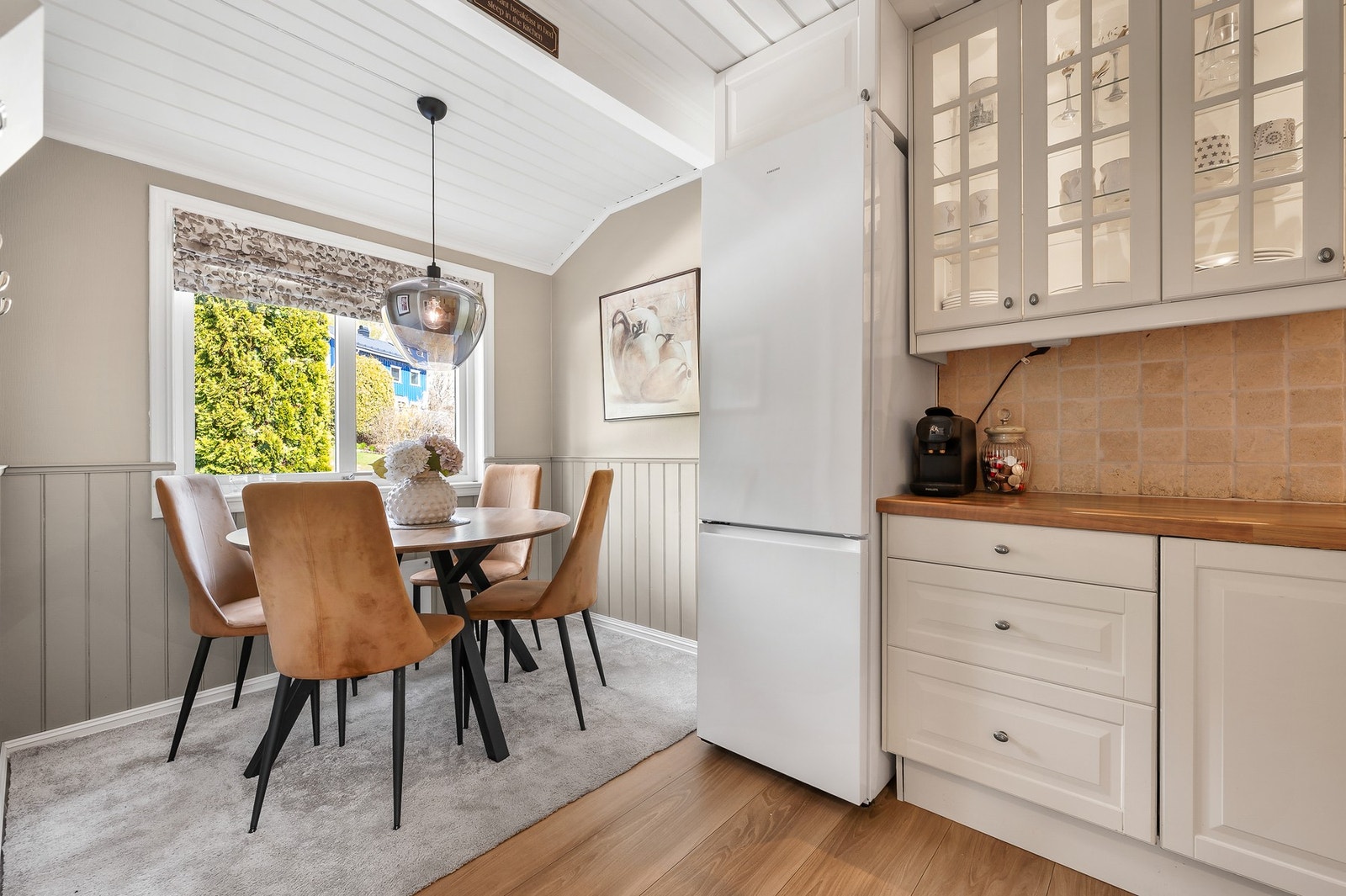 Praktisk spiseplass i kjøkkenet, perfekt for raske måltider og morgenkaffe. Galleribilde