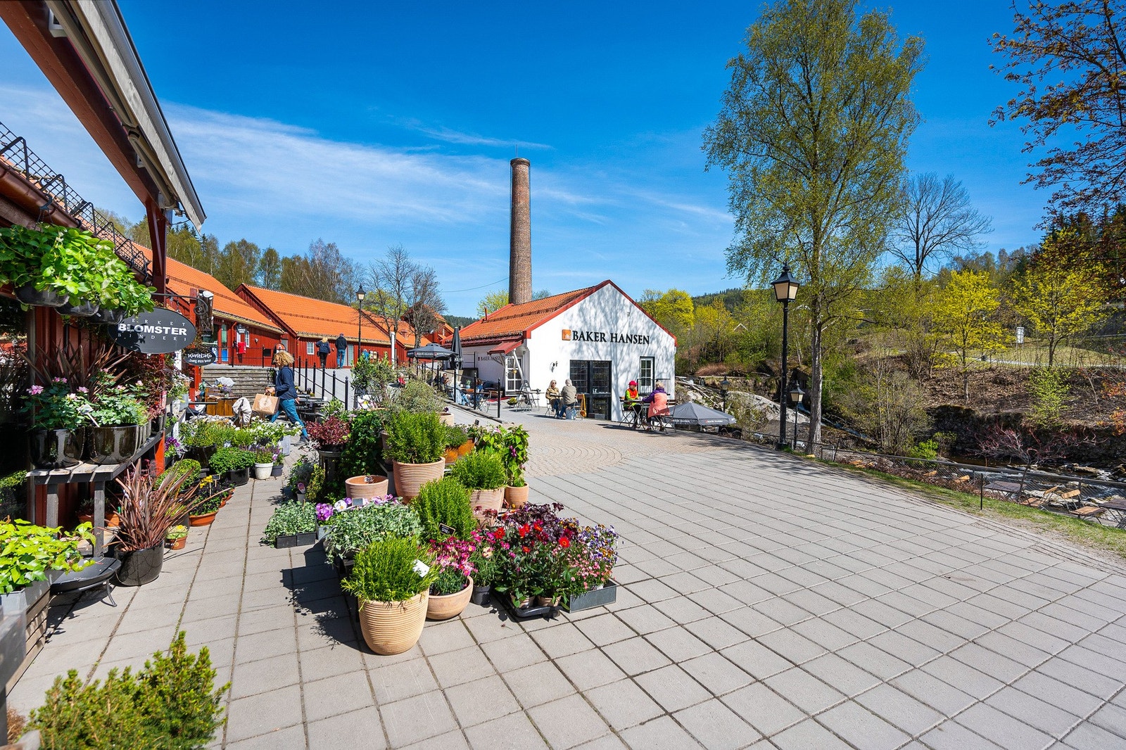 Bærums verk er en kort gåtur unna, med hyggelige butikker og bakerier. Galleribilde