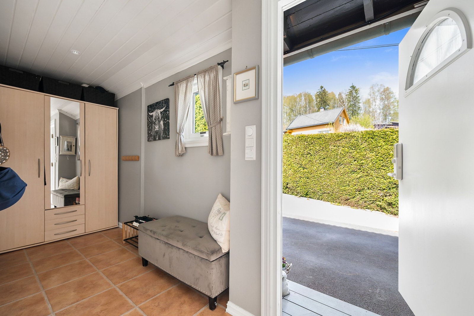 Romslig inngangsparti med god plass til oppheng av yttertøy og garderobeskap. Galleribilde