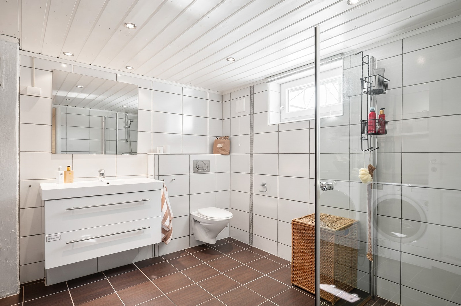 Vegghengt servantskap og speil, naturlig ventilasjon. Vannrør i kobber og plast, avløpsrør i plast. Galleribilde