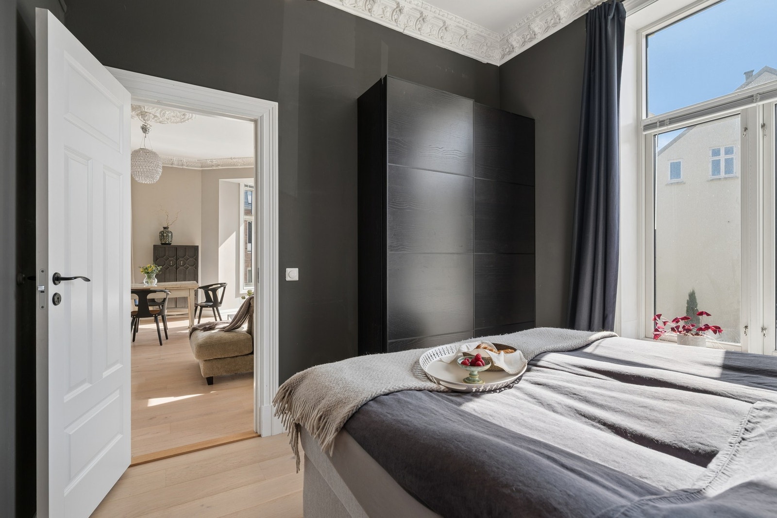 I tillegg er det fin plass til garderobe på soverommet. Galleribilde