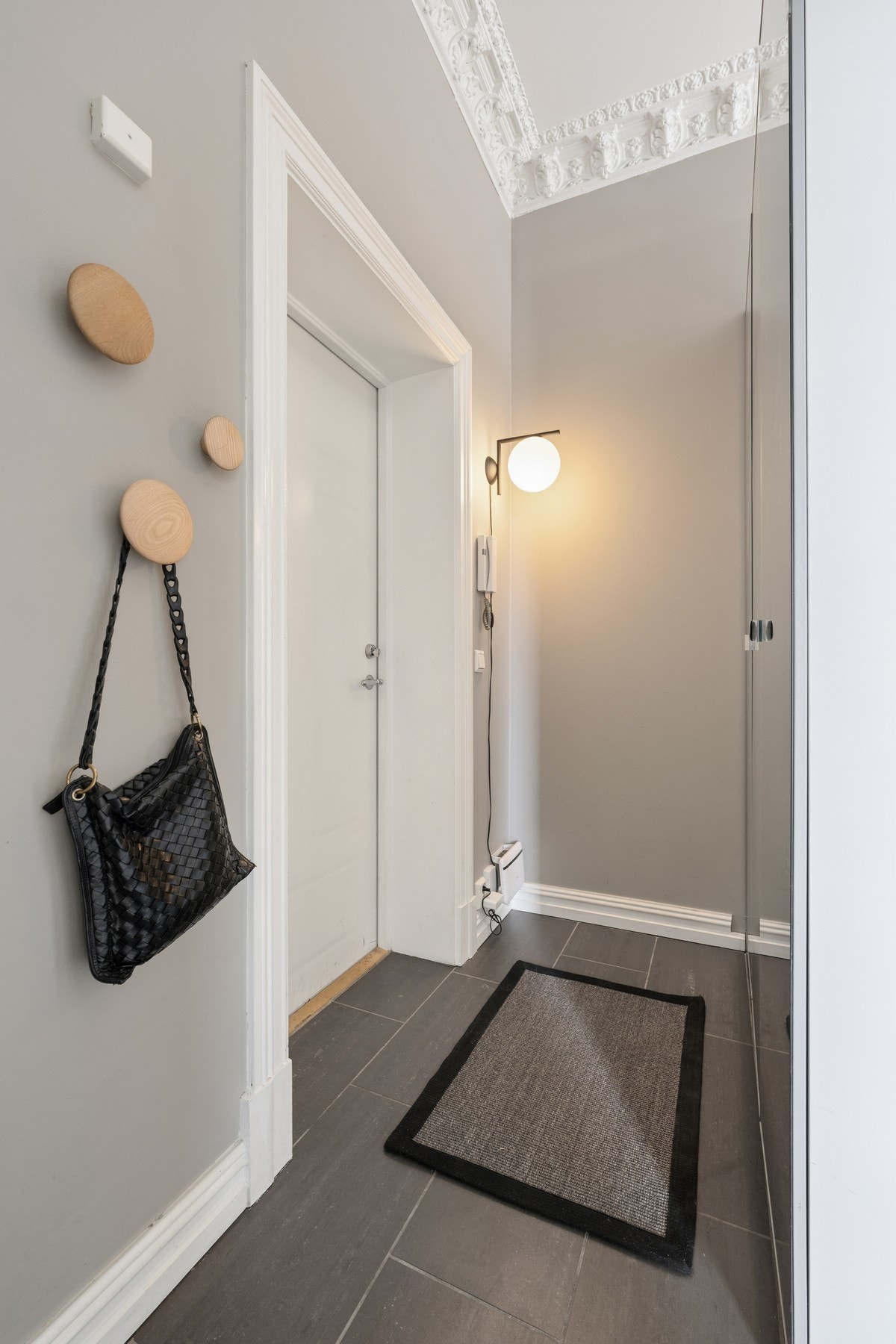 Velkommen inn - lys entré med fin plass til å hensette sko og yttertøy. Galleribilde