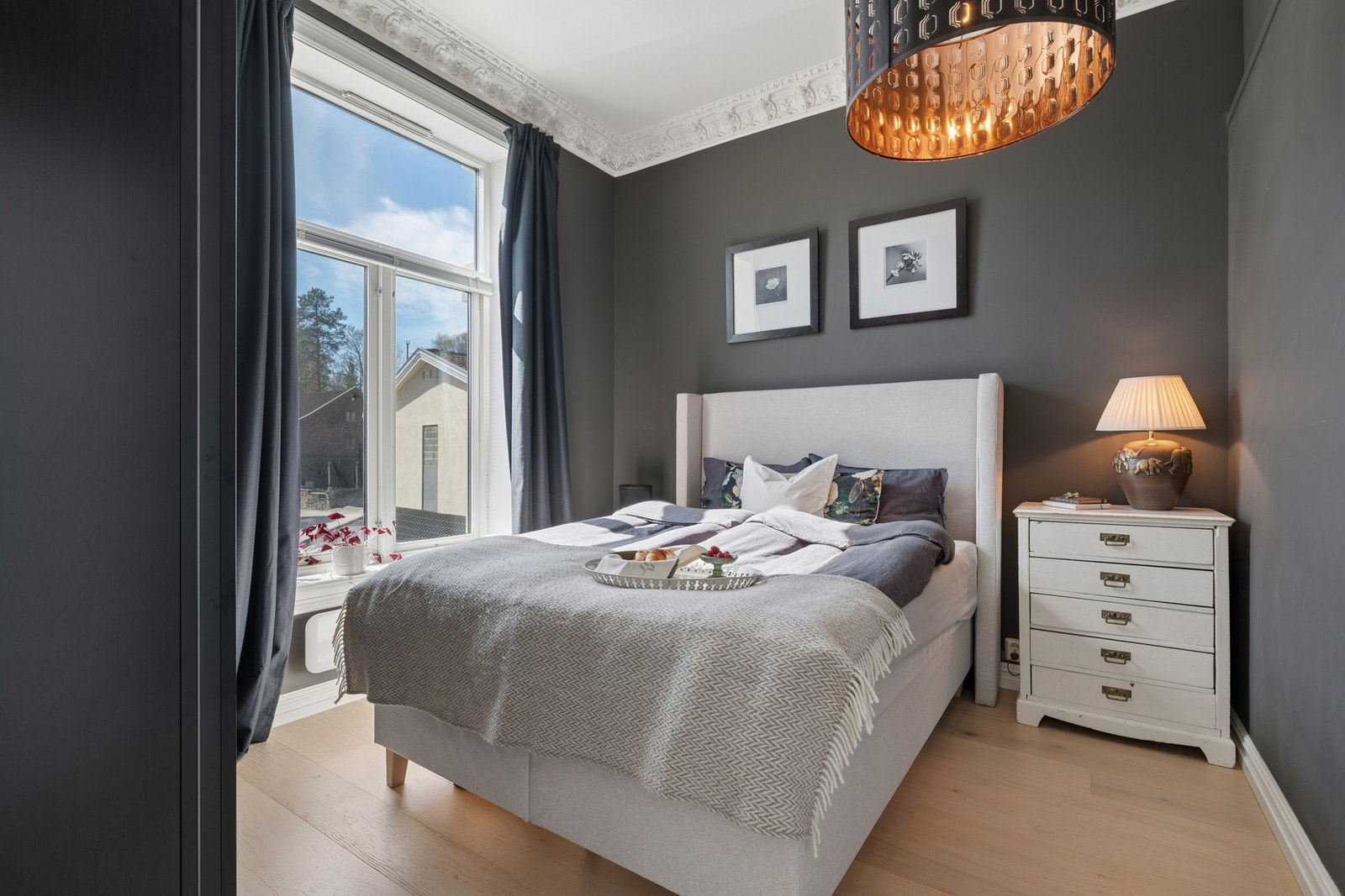 Hovedsoverommet har fin plass til seng og tilhørende nattbord. Galleribilde