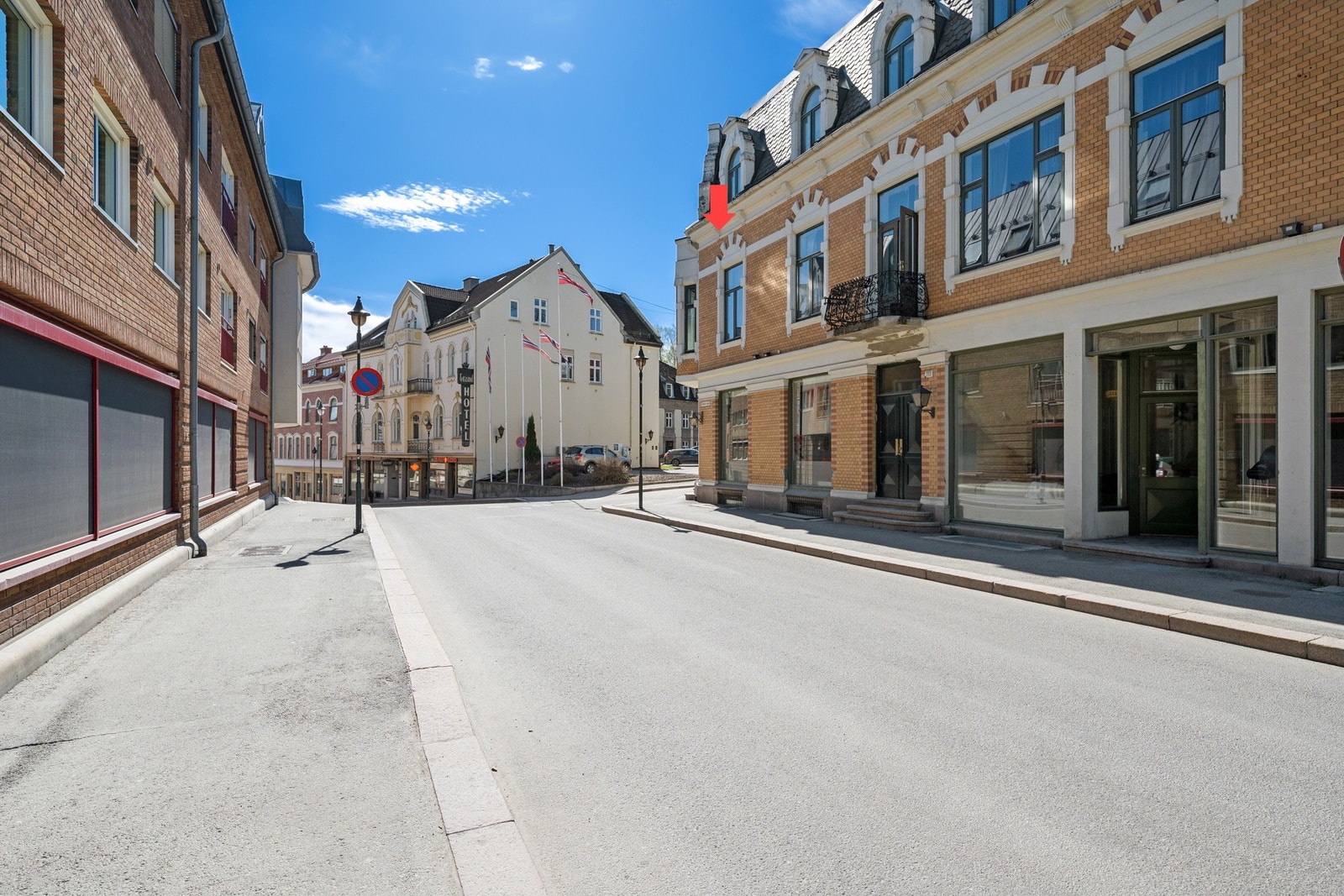 Leiligheten ligger midt i sentrum med kort vei til alle byens fasiliteter. Galleribilde