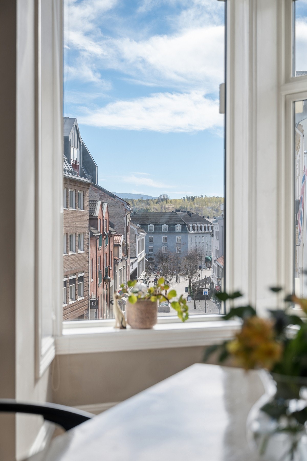 Utsikt mot Søndre Torv fra stuen. Galleribilde