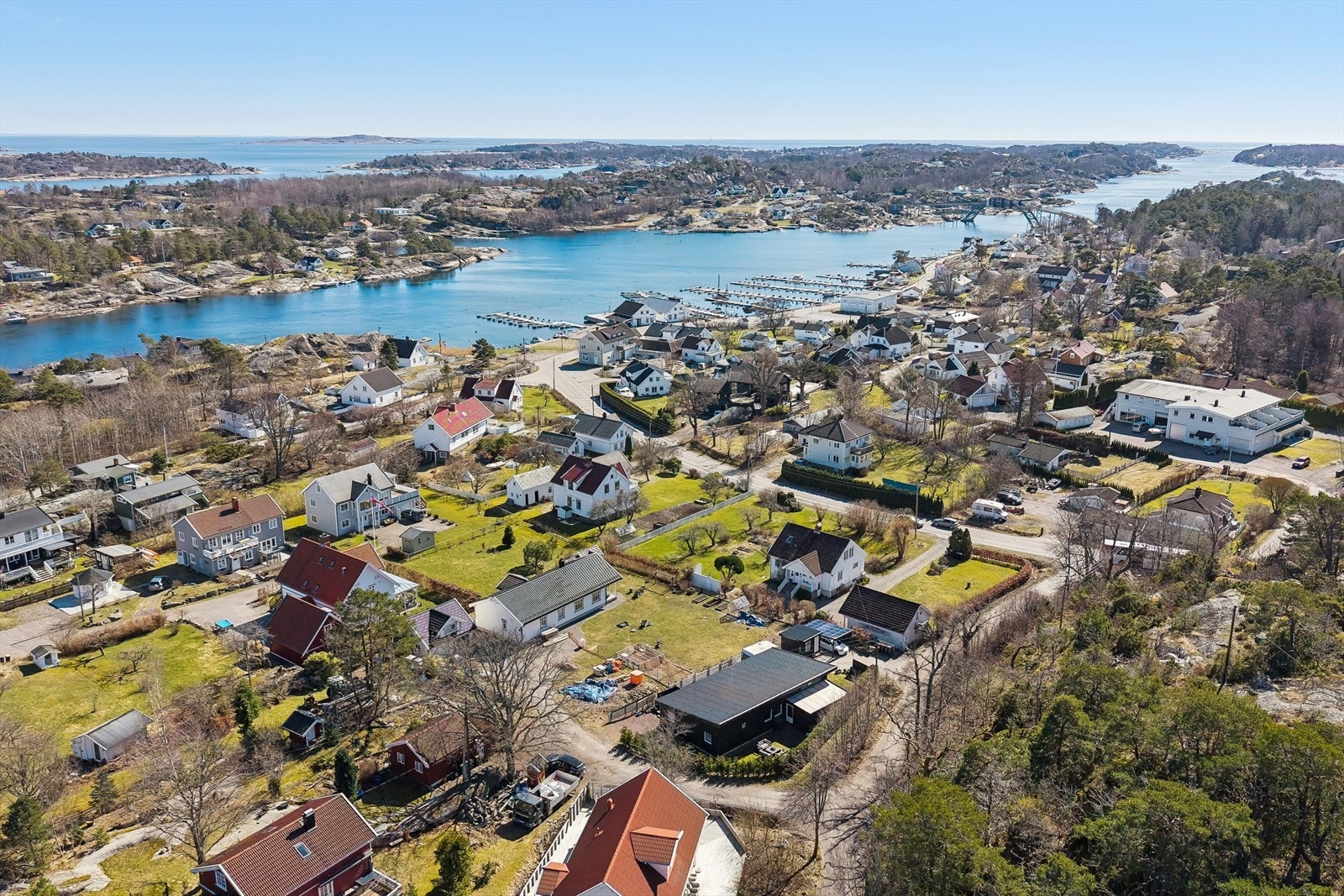 Brøtsø og Hvasser videre utover. Røssesundet ligger en kort gåtur unna for en dukkert Galleribilde