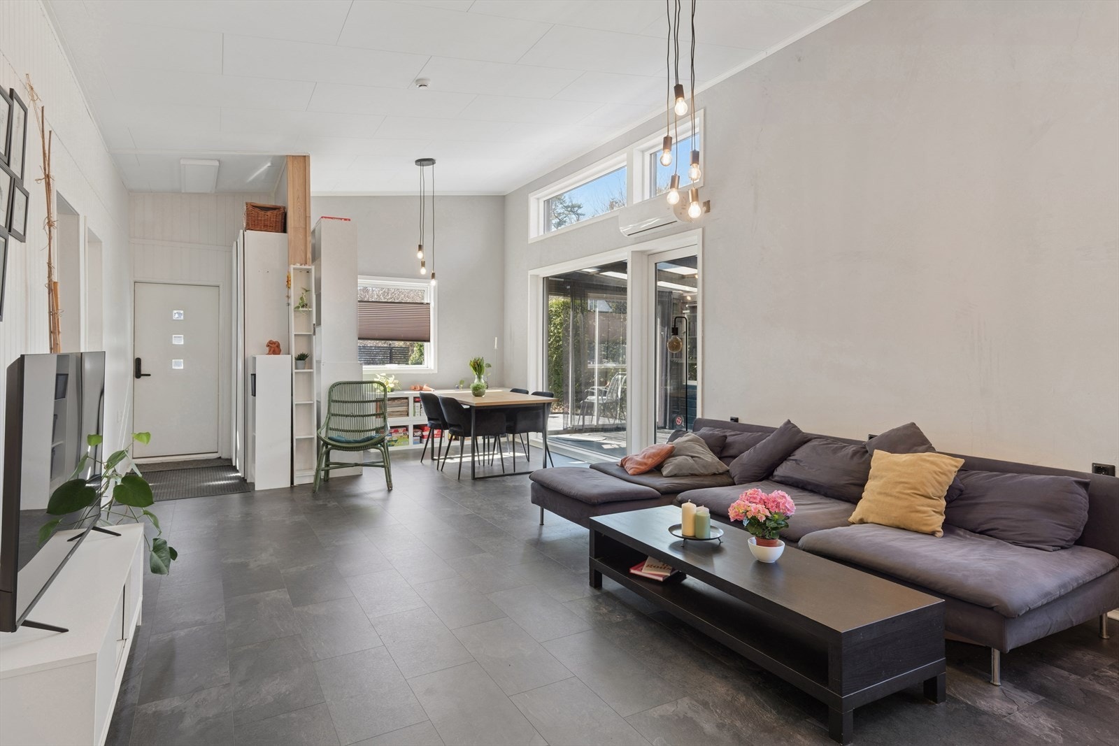 Fra stuen er det utgang til hagestue og hagen Galleribilde