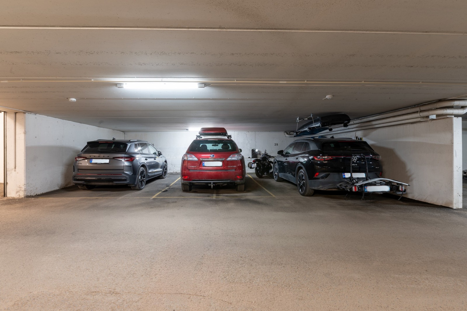 Stor garasjeplass på ca 18 m² følger med. Midterste plass tilhører leiligheten. Ellers er det gjesteparkering på sameiets fellesareal og gateparkering etter gjeldende bestemmelser Galleribilde