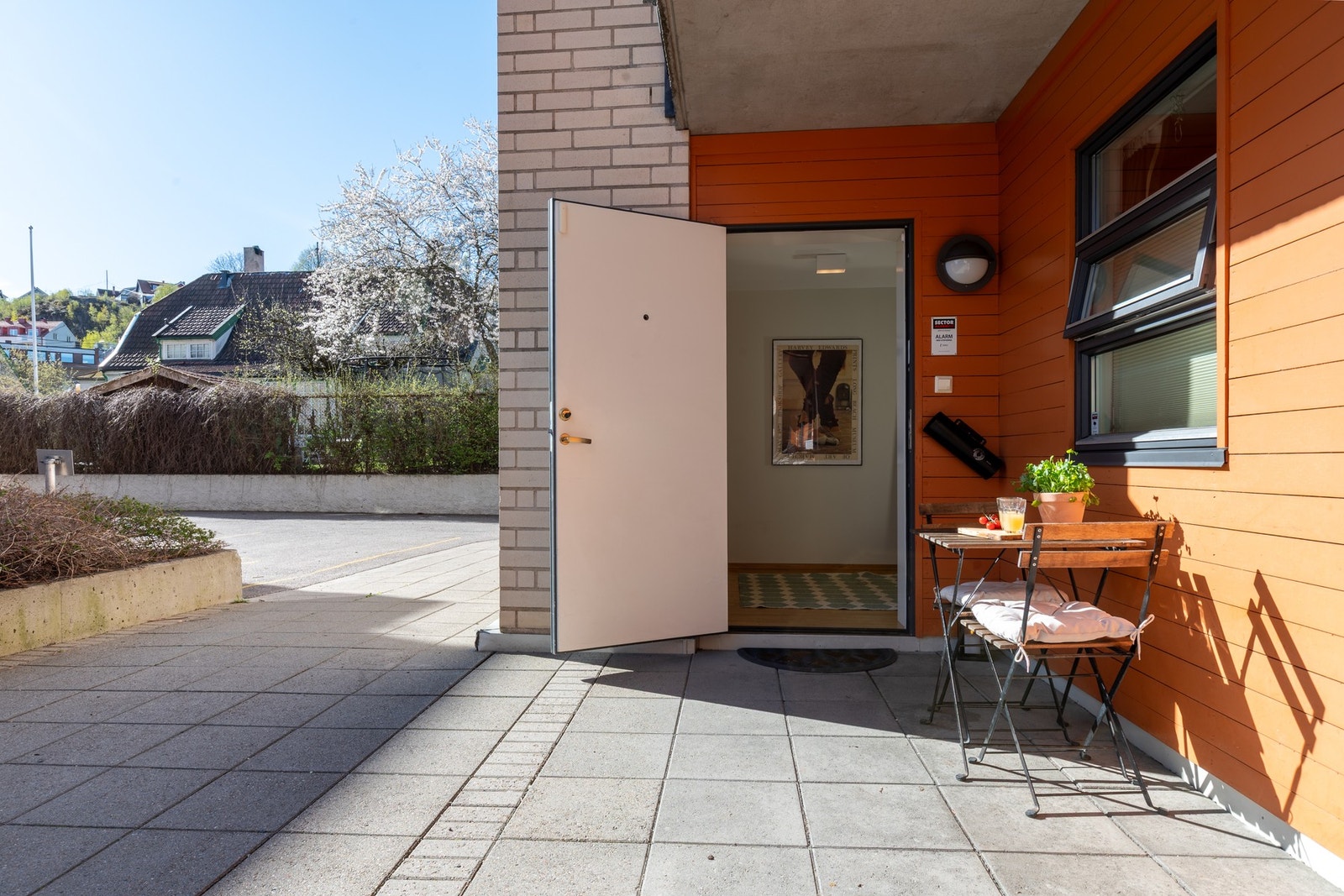 Leiligheten har trappefri adkomst via egen inngangsdør Galleribilde