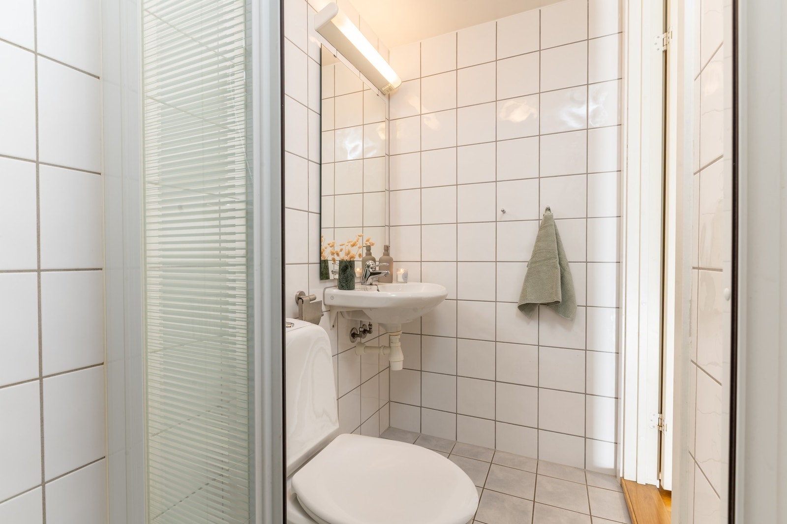 Det andre badet har en praktisk plassering nært entreen. Dette er utstyrt med varmekabler, toalett og dusj Galleribilde