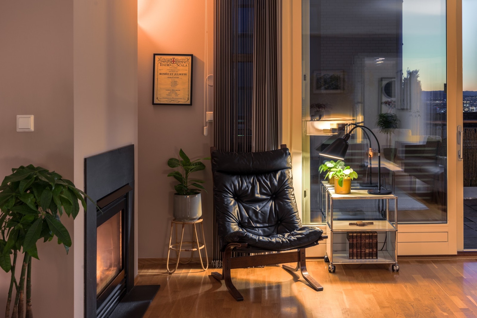 I stuen er det også moderne gasspeis Galleribilde