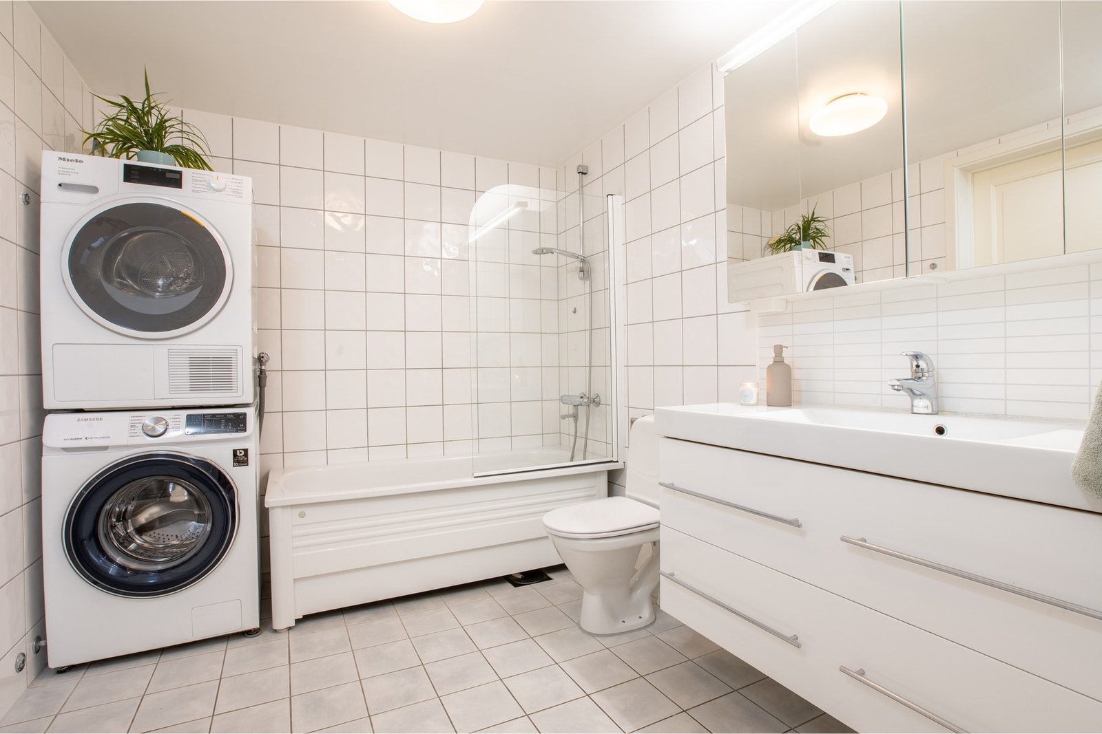 Boligen har en praktisk planløsning med to baderom. Innenfor hovedbadet er det en stor bod Galleribilde