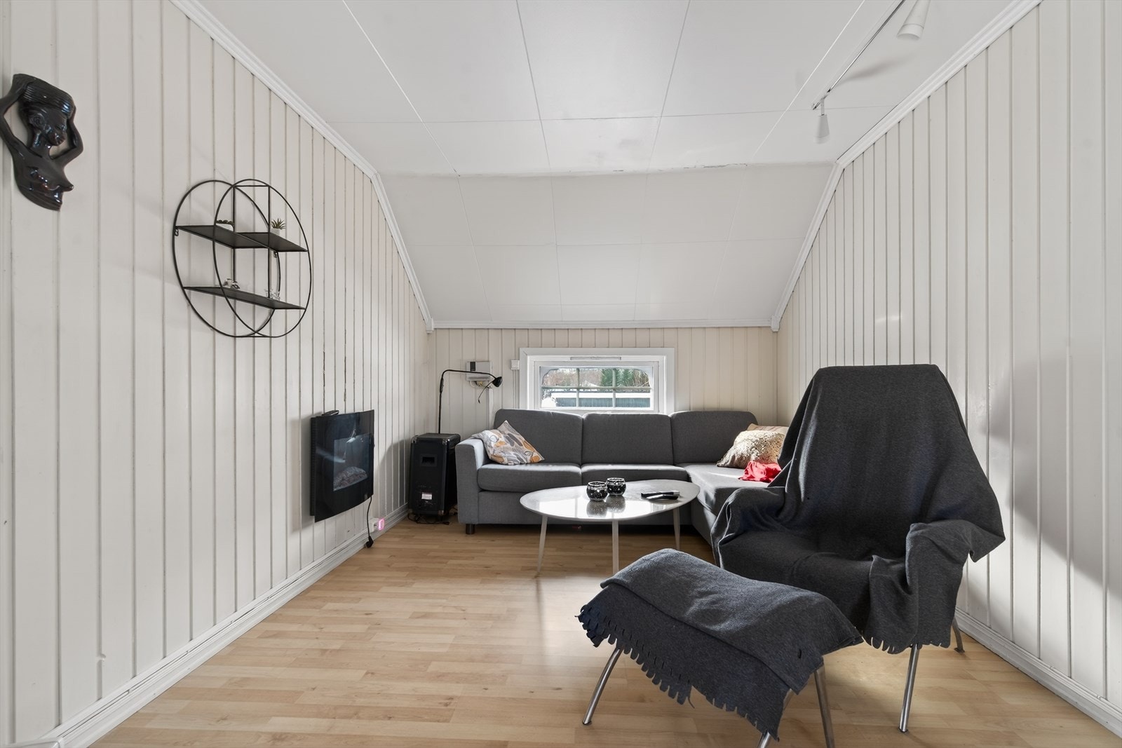 Lyst og koselig stuedel med skråtak og vindu som gir rikelig med naturlig lys. Perfekt for avslapning. Galleribilde