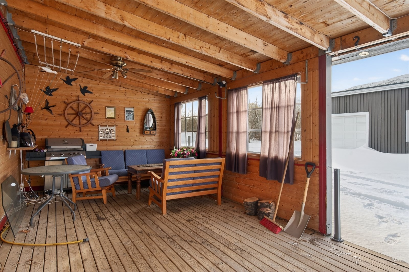 Takoverbygget terrasse ved inngangsparti Galleribilde