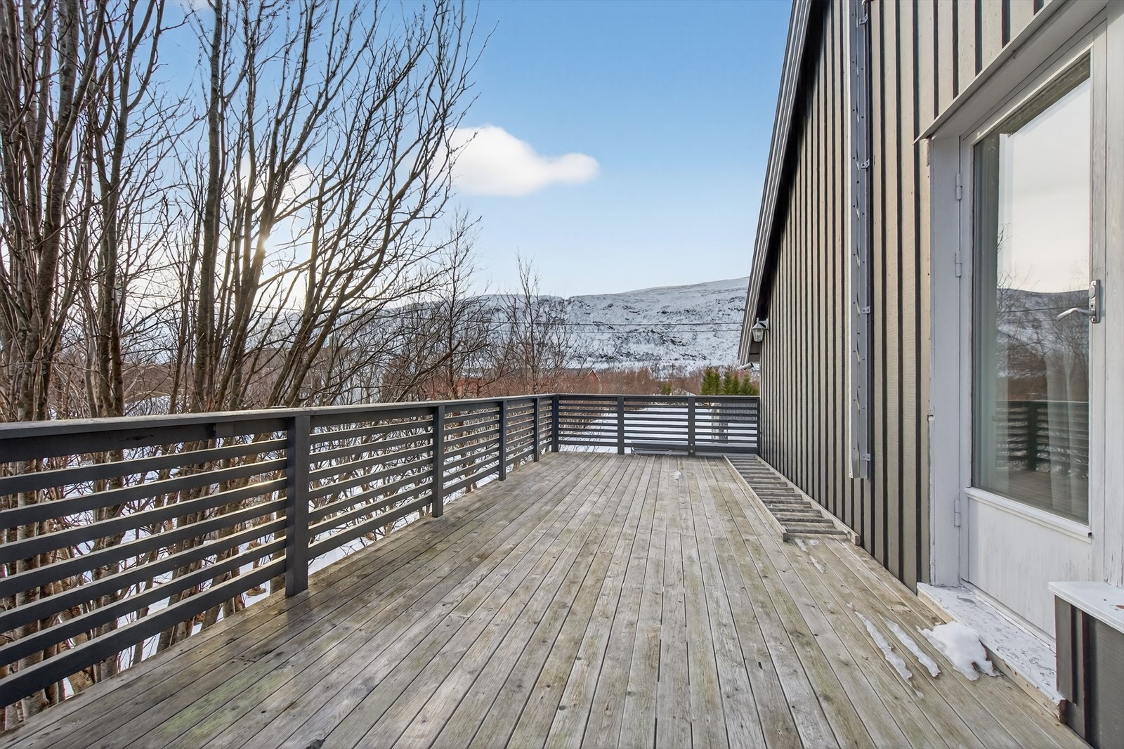 Stor terrasse med fantastisk utsikt mot fjell og vakker natur. Perfekt for rolige stunder og nytelse. Galleribilde
