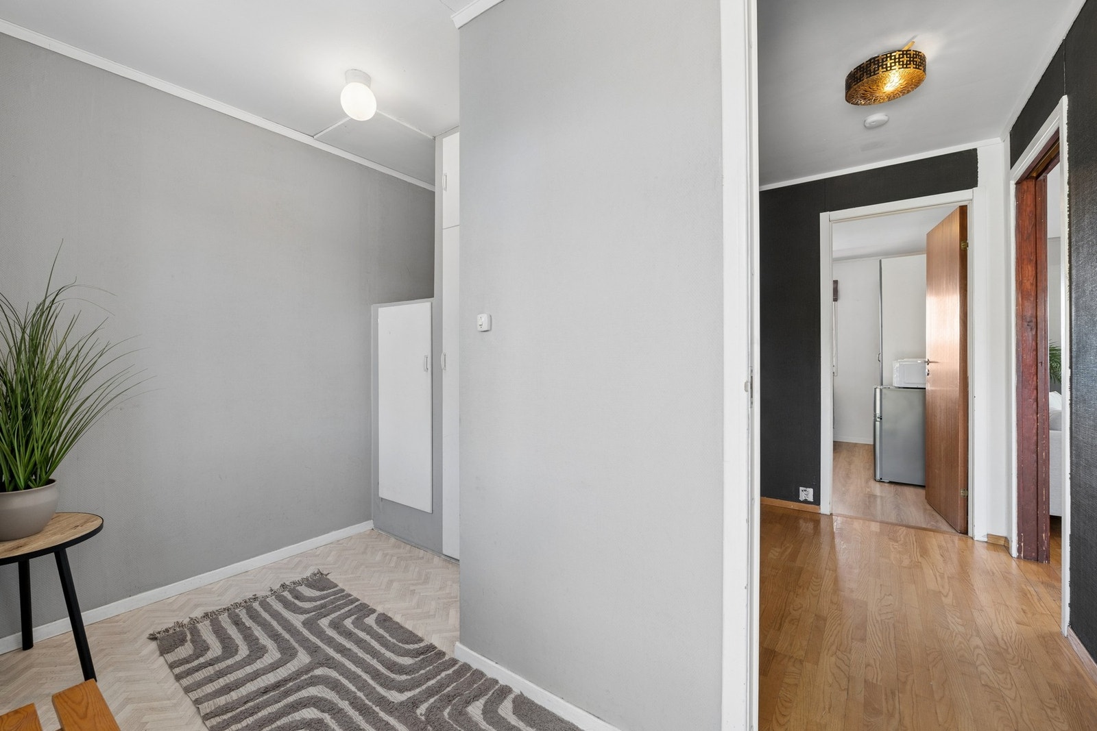 Velkommen inn! Her møtes du av en lys og praktisk gang med oppbevaringsmuligheter. Galleribilde
