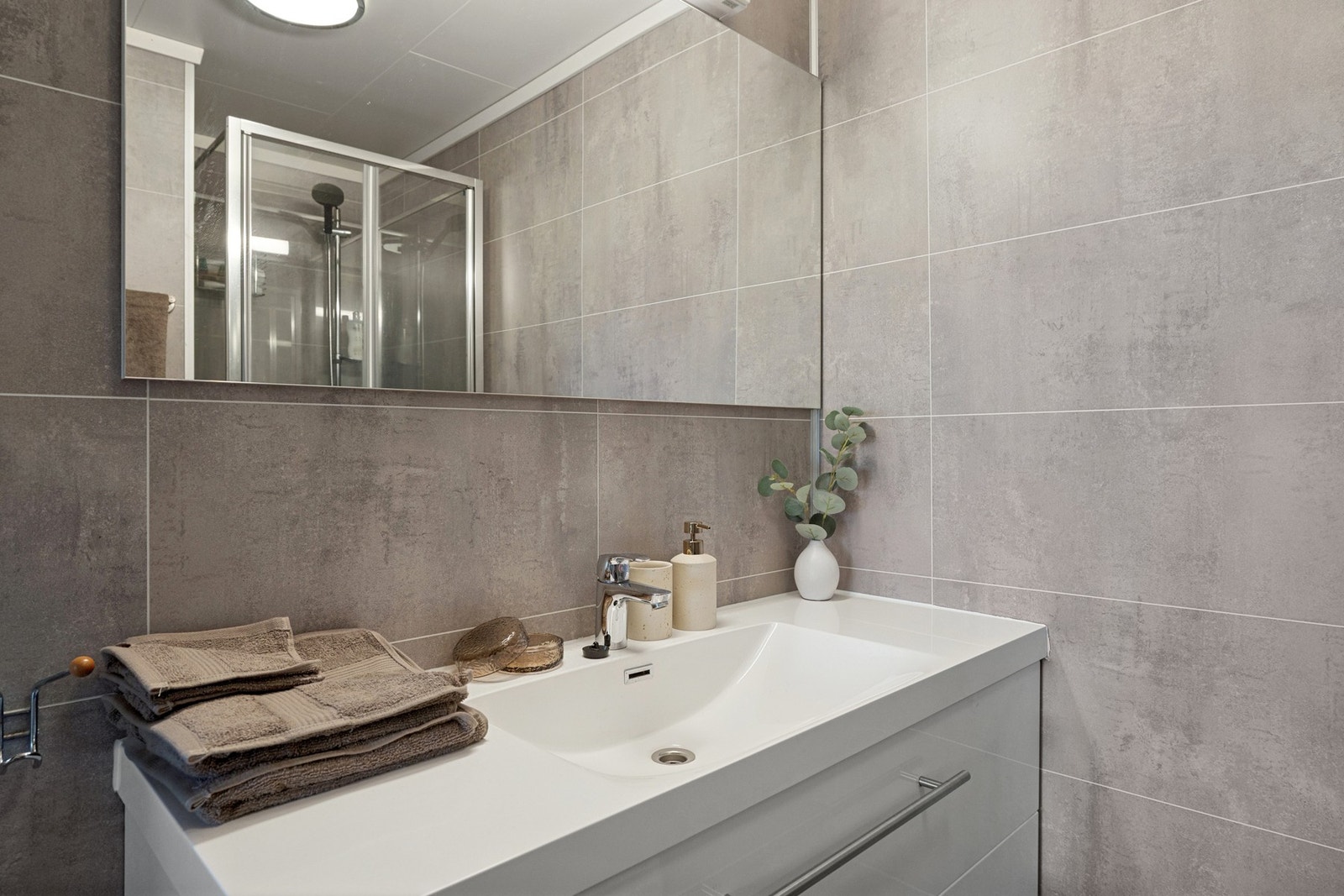 Badet er pusset opp i 2021 og har gulvvarme Galleribilde