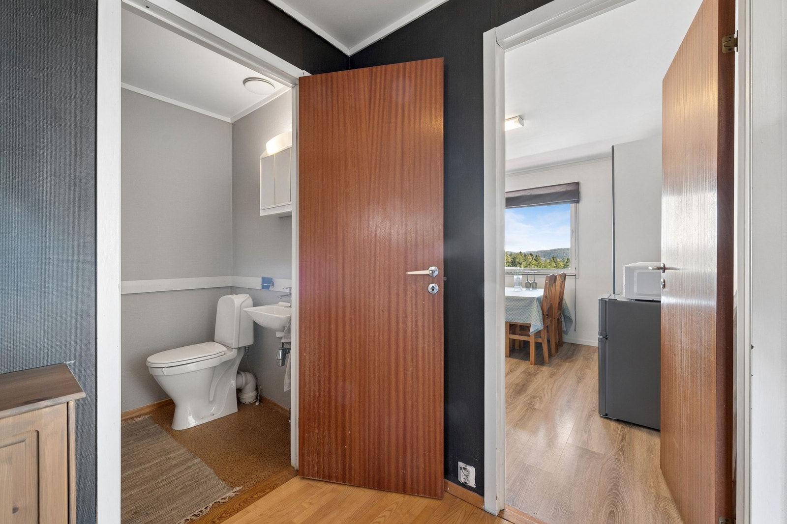 Praktisk toalettrom med WC og servant i boligens hovedetasje. Galleribilde