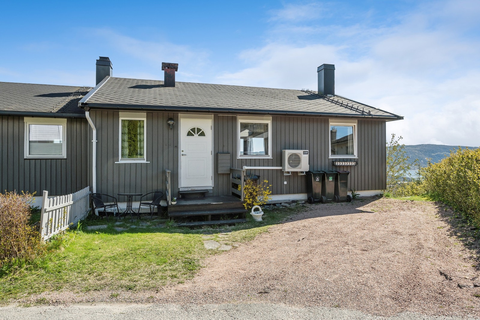 Floraveien 21 er en enebolig i kjede fra 1977 med flott utsikt og gode solforhold. Galleribilde