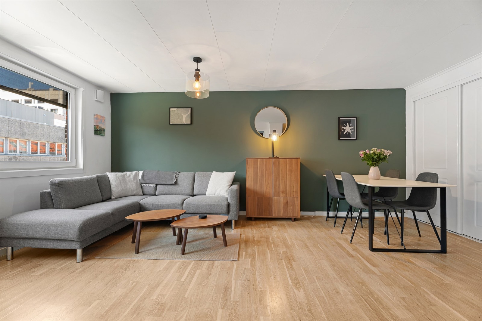 Stuen har en naturlig sonedeling mot spisegruppen, og her får du plass til en større spisegruppe med mulighet for å invitere til hyggelige middager eller spillkvelder. Galleribilde