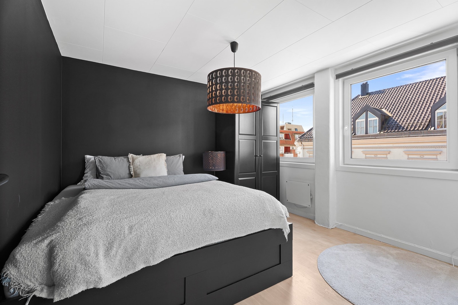 Soverommet er av god størrelse med plass til dobbeltseng og ønsket møblement. Selger har tidligere også hatt kontorpult m/stol stående til høyre i bildet. Galleribilde