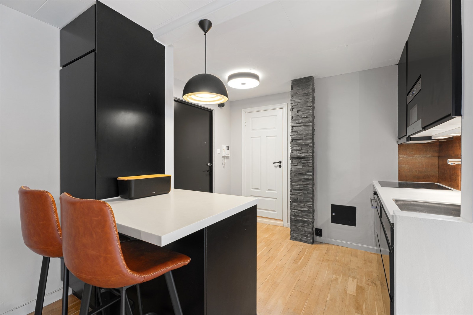 Kjøkkenøyen er laget slik at du kan benytte dette til en frokostsone samtidig som er det skuffer på andre siden til oppbevaring. Galleribilde