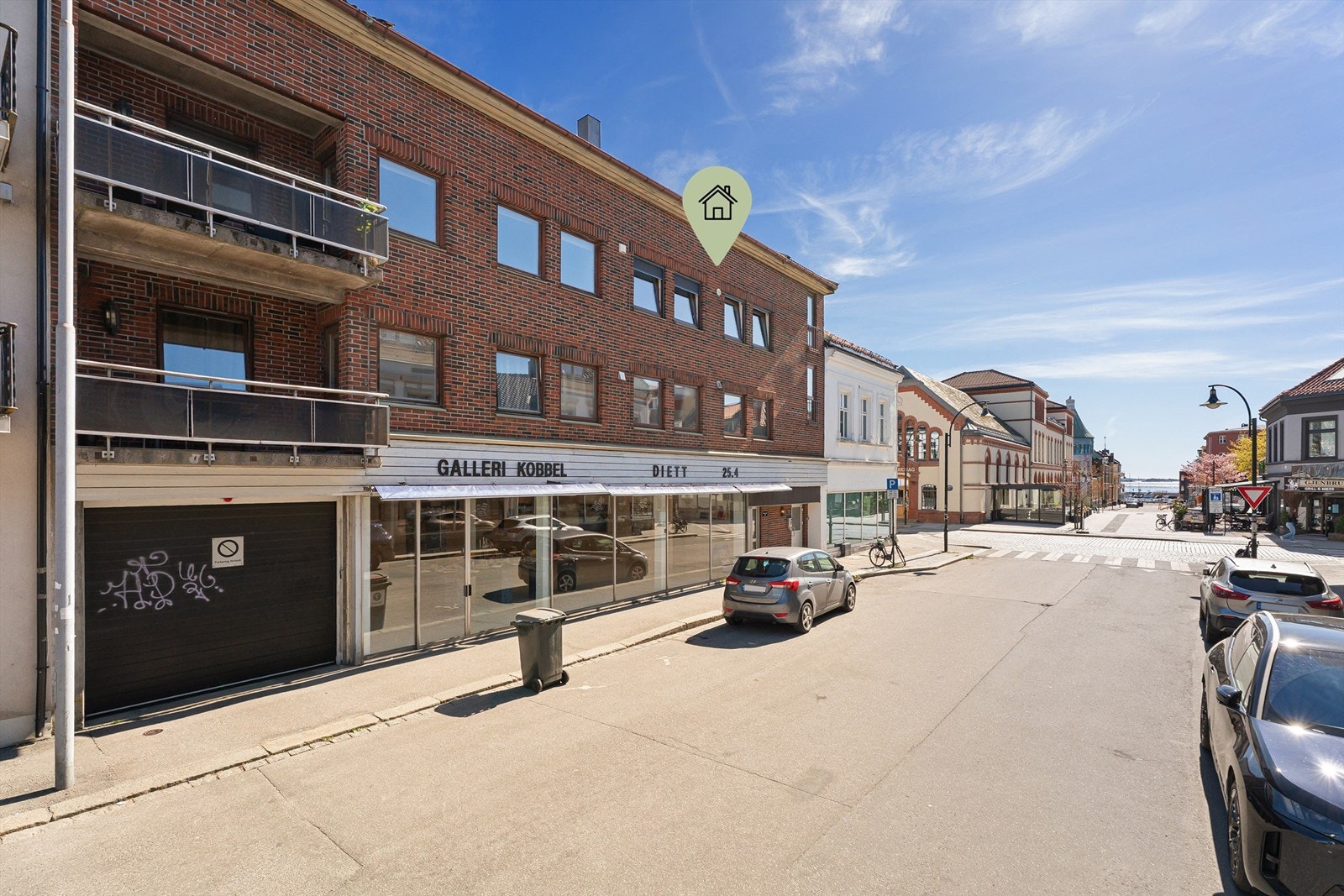 Leiligheten ligger sentralt til i 3. etasje med kort vei til blant annet Kvadraturen, Bystranda og tur- og treningsmuligheter. Galleribilde
