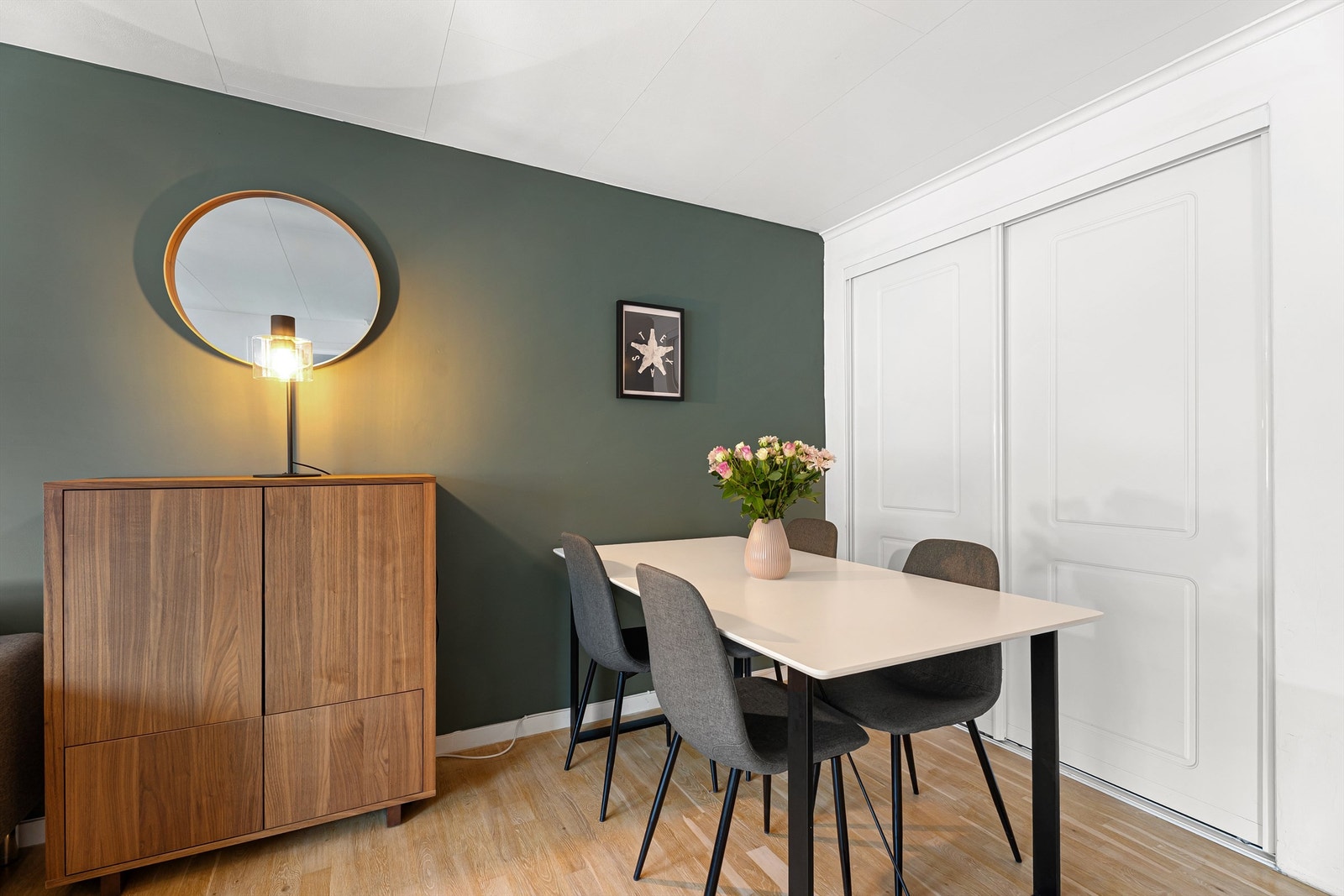 Til høyre er det skyvedør og innvendig er det innredning fra PAX som passer ypperlig til ekstra oppbevaringsplass som lett kan skjules. Galleribilde