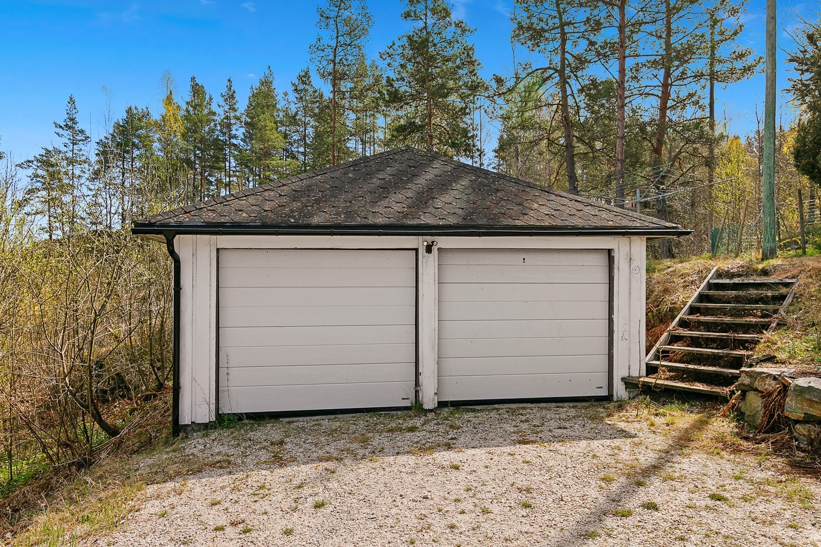 Parkering i dobbel garasje og biloppstillingsplasser på egen tomt. Galleribilde