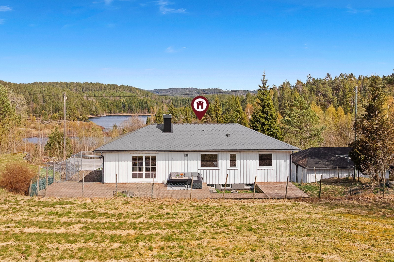 Eiendommen ligger idyllisk til ved Wåsjø med utsikt utover Gjerdevannet. Galleribilde