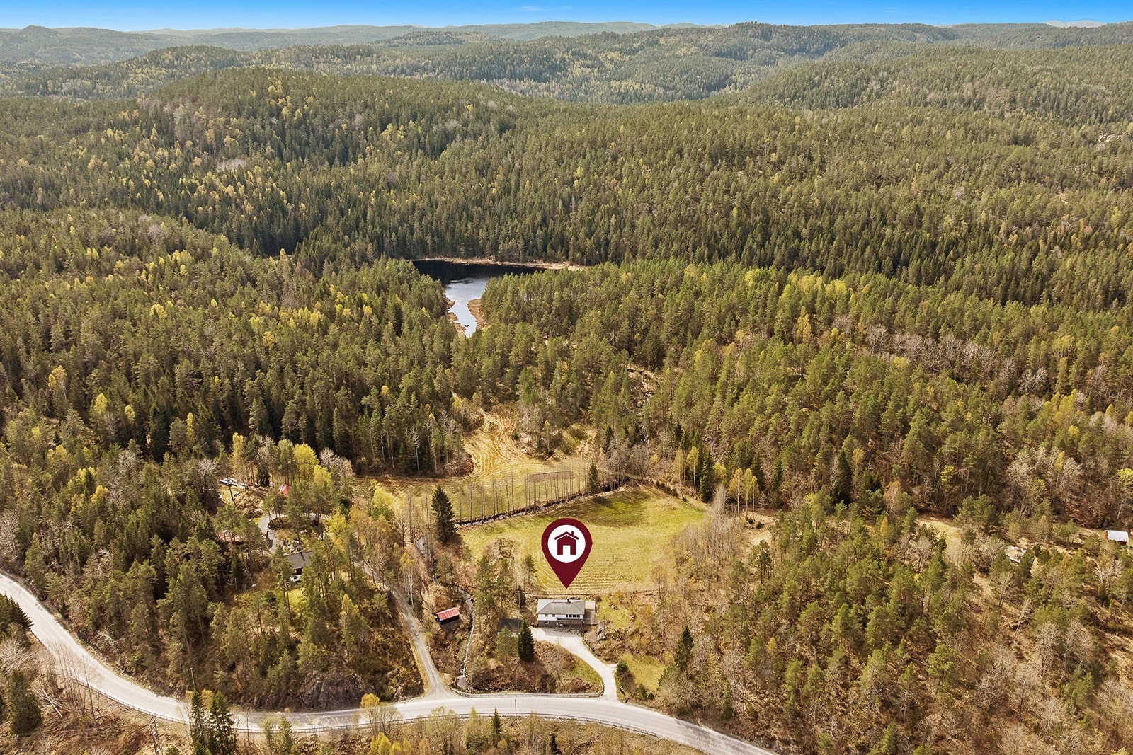 Herfra kan man gå rett til skogs for å plukke sopp og bær og utforske de fine naturområdene som ligger rett utenfor stuedøra. Galleribilde