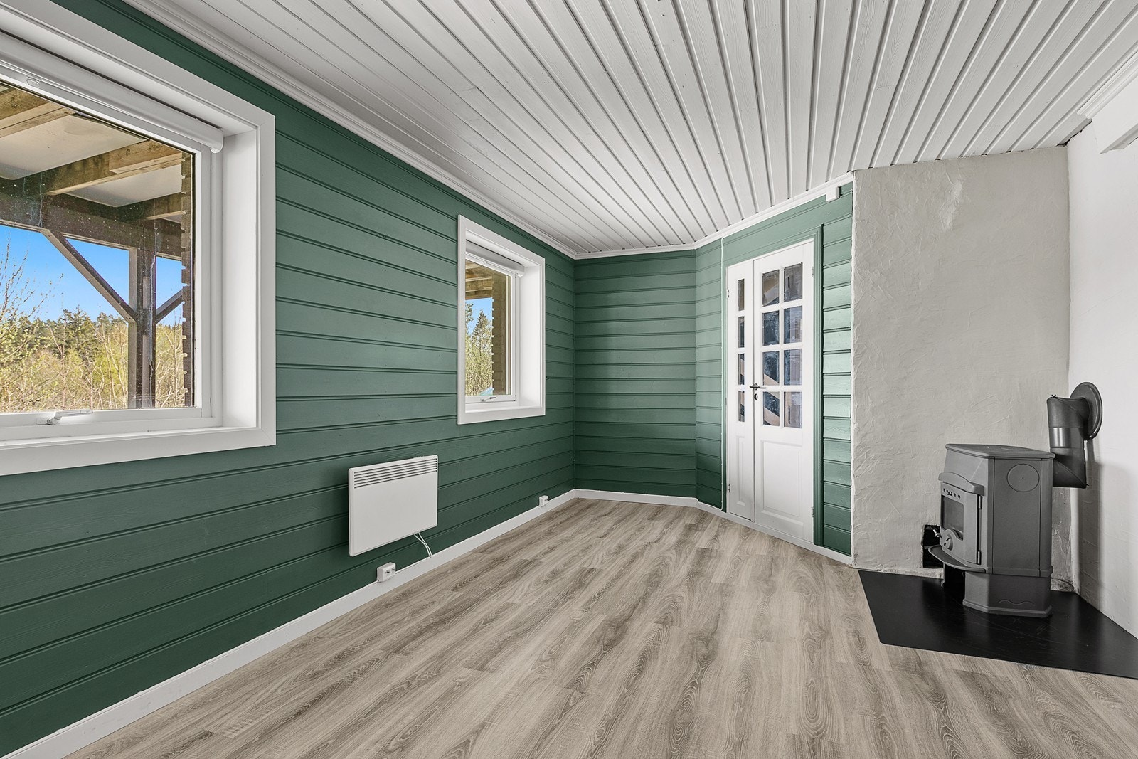 Romslig kjellerstue med vedovn. Galleribilde