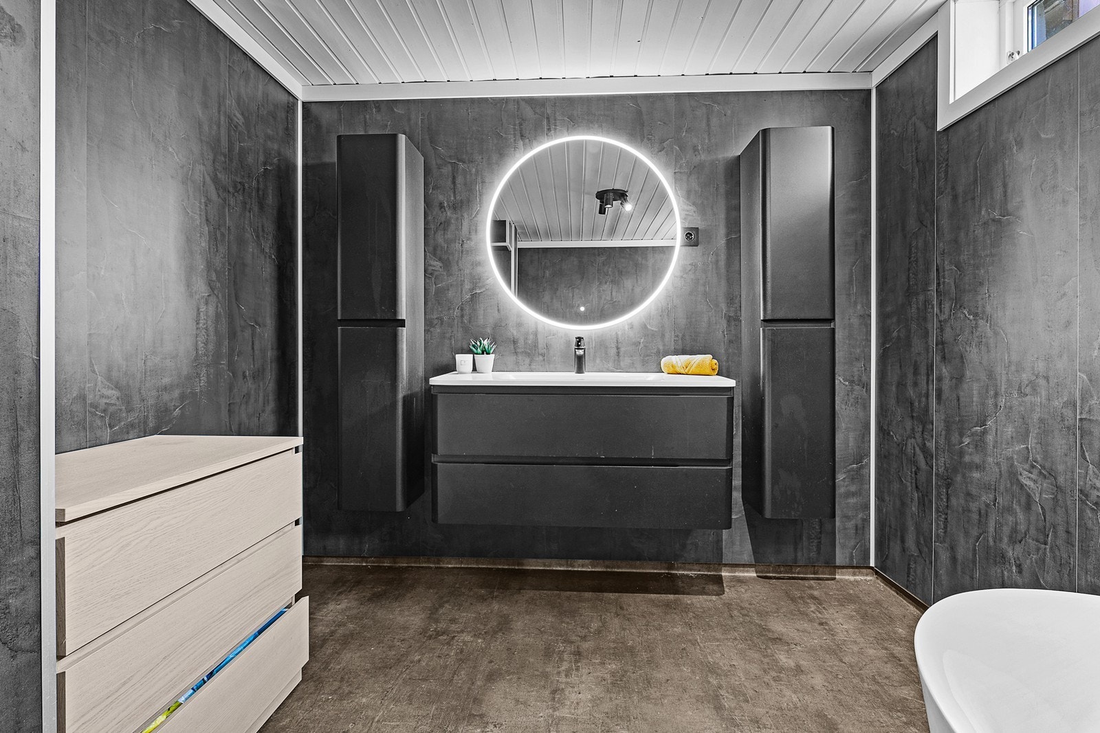 Lekkert bad i stilig design. Galleribilde