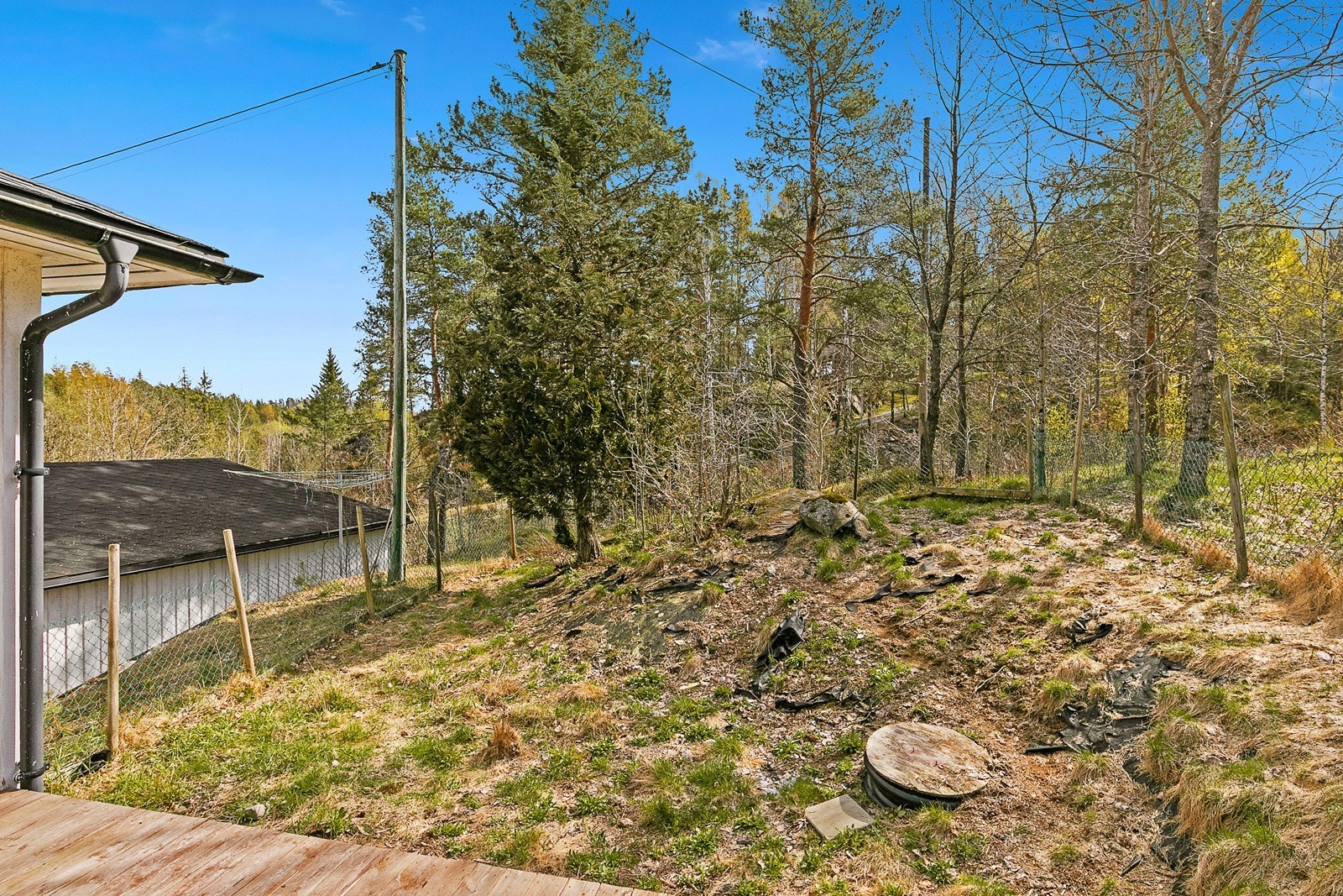 Tomten er stor, noe som gjør det mulig å drive med mange aktiviteter for både voksne og barn. Galleribilde