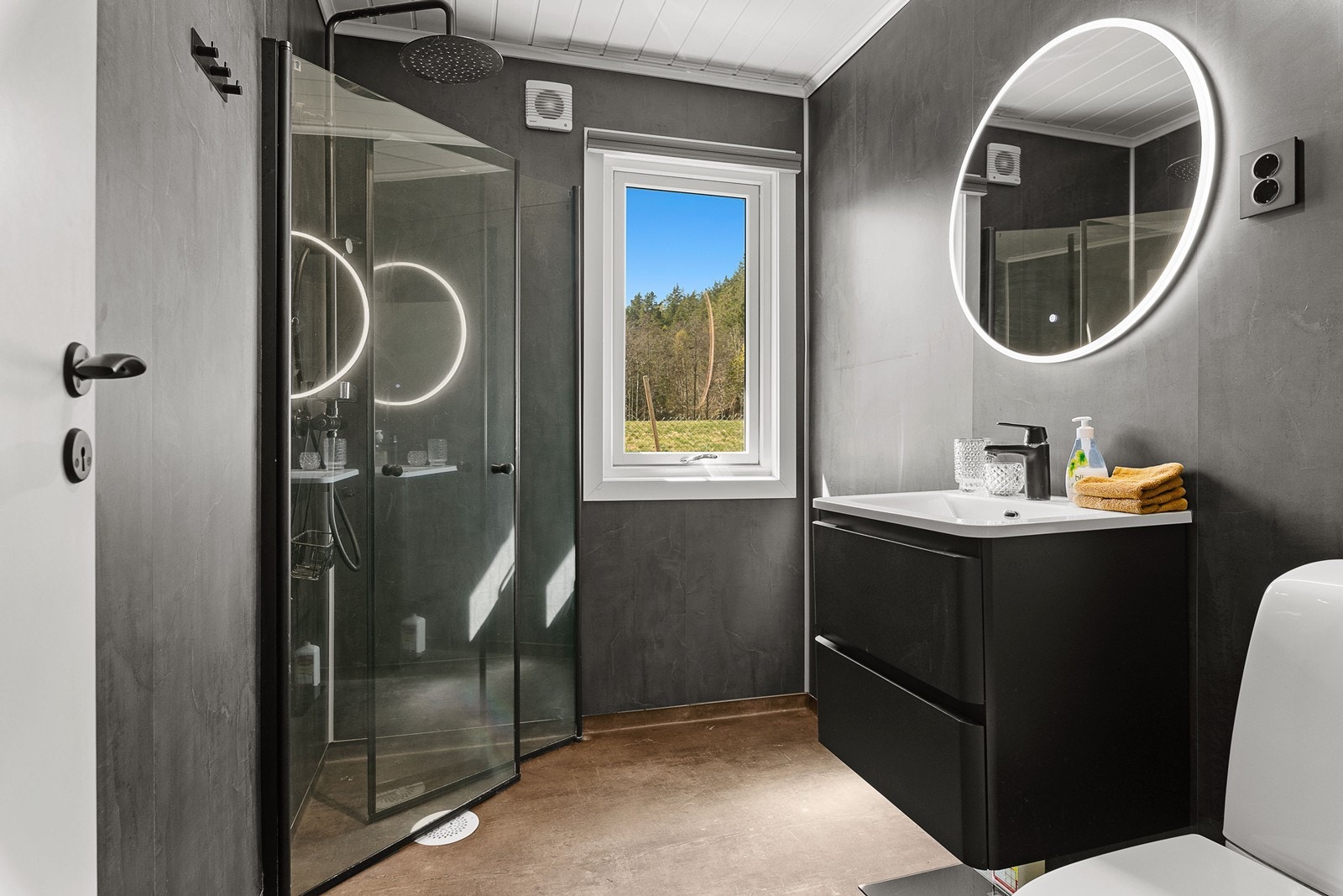 Flott bad med dusjhjørne, ny wc, ny håndvask med skuffer og speil med lys. Galleribilde