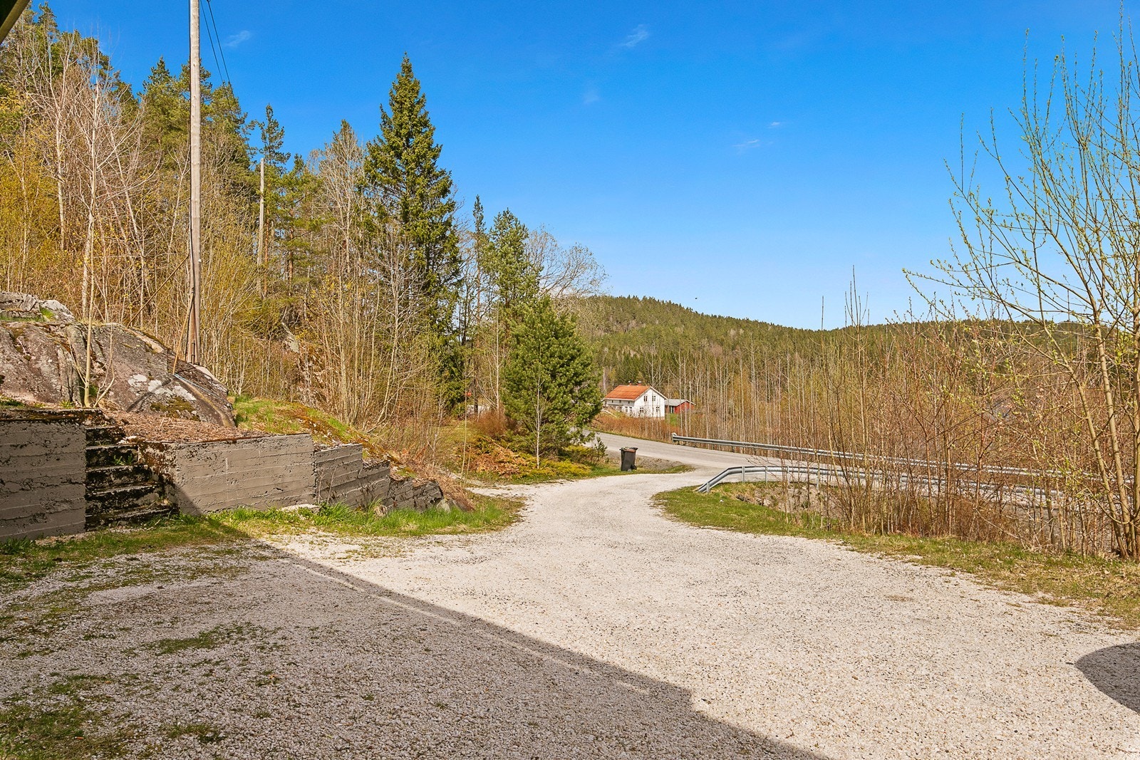 Gruset adkomst/tun. Galleribilde