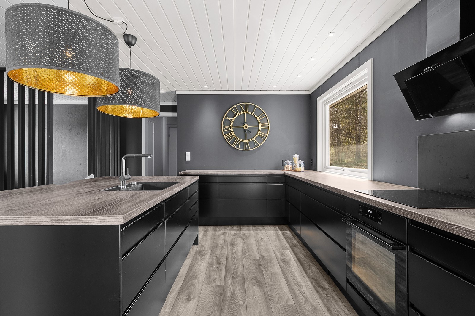 Integrert kjøleskap, steketopp og stekeovn. Galleribilde