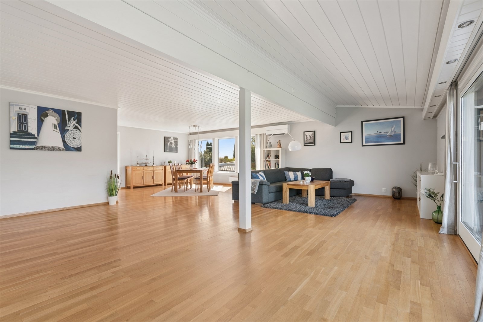 Fra stuen er det direkte utgang til den store terrassen via en heve-/skyvedør. Galleribilde