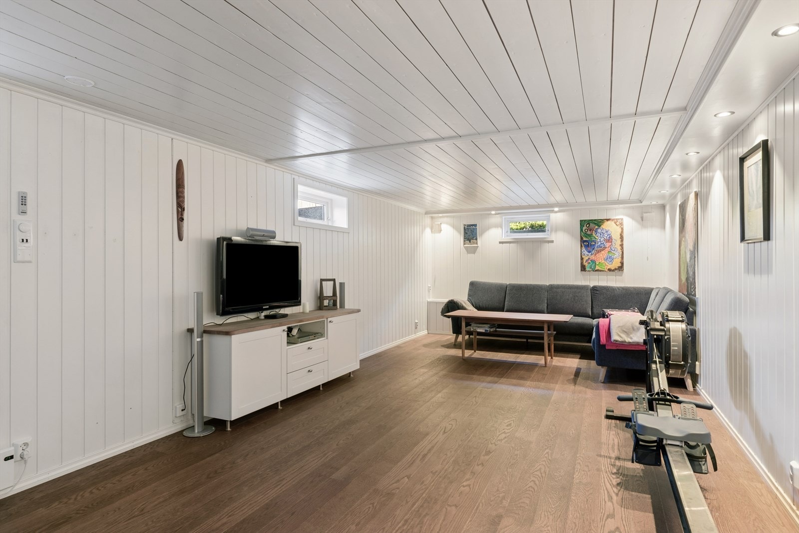 Romslig kjellerstue med god plass til møblering i flere soner. Galleribilde