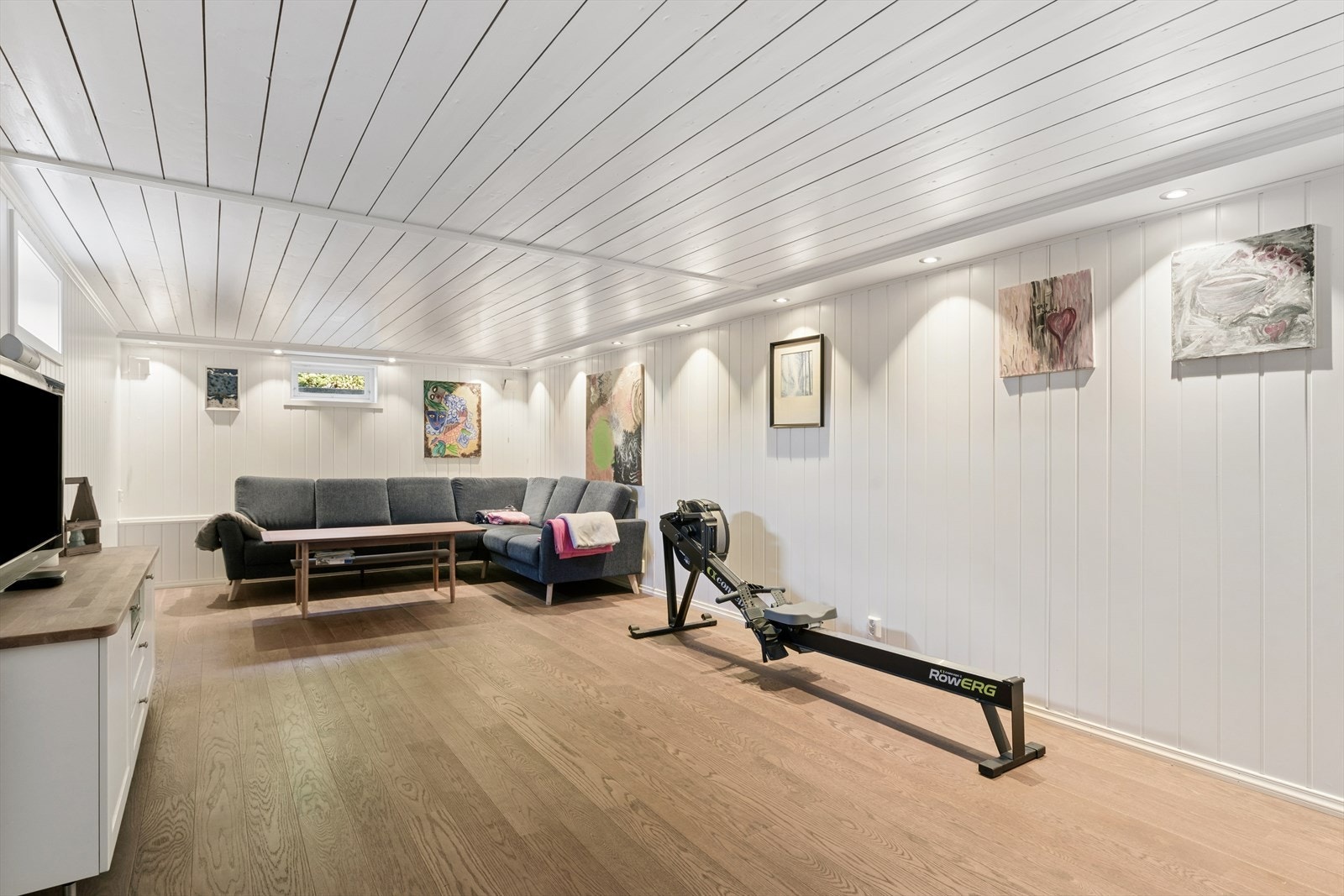 Romslig kjellerstue som gir ekstra plass til lek, hobby eller en TV-krok. Vindusarealene tilfredsstiller ikke krav til lysinnslipp og rømningsvei. Galleribilde