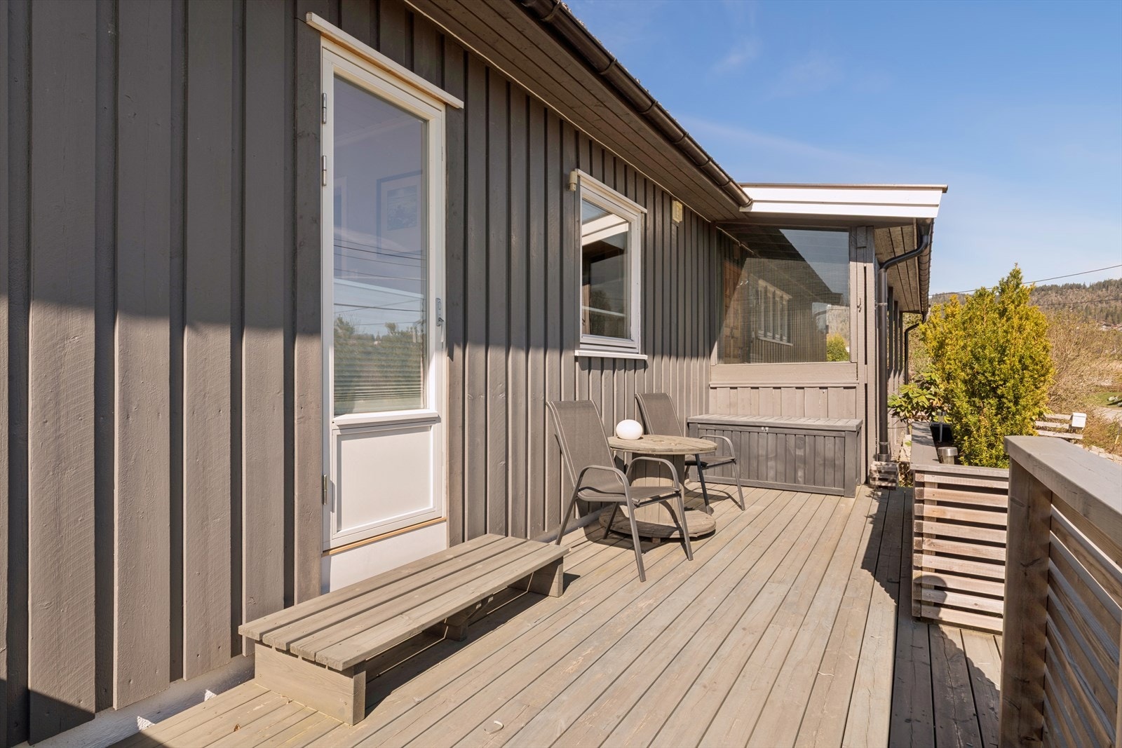 Fra spisestuen er det direkte utgang til en terrasse som tilbyr god plass til utemøbler og legger til rette for sømløse overganger mellom inne- og utearealer i sommerhalvåret. Galleribilde