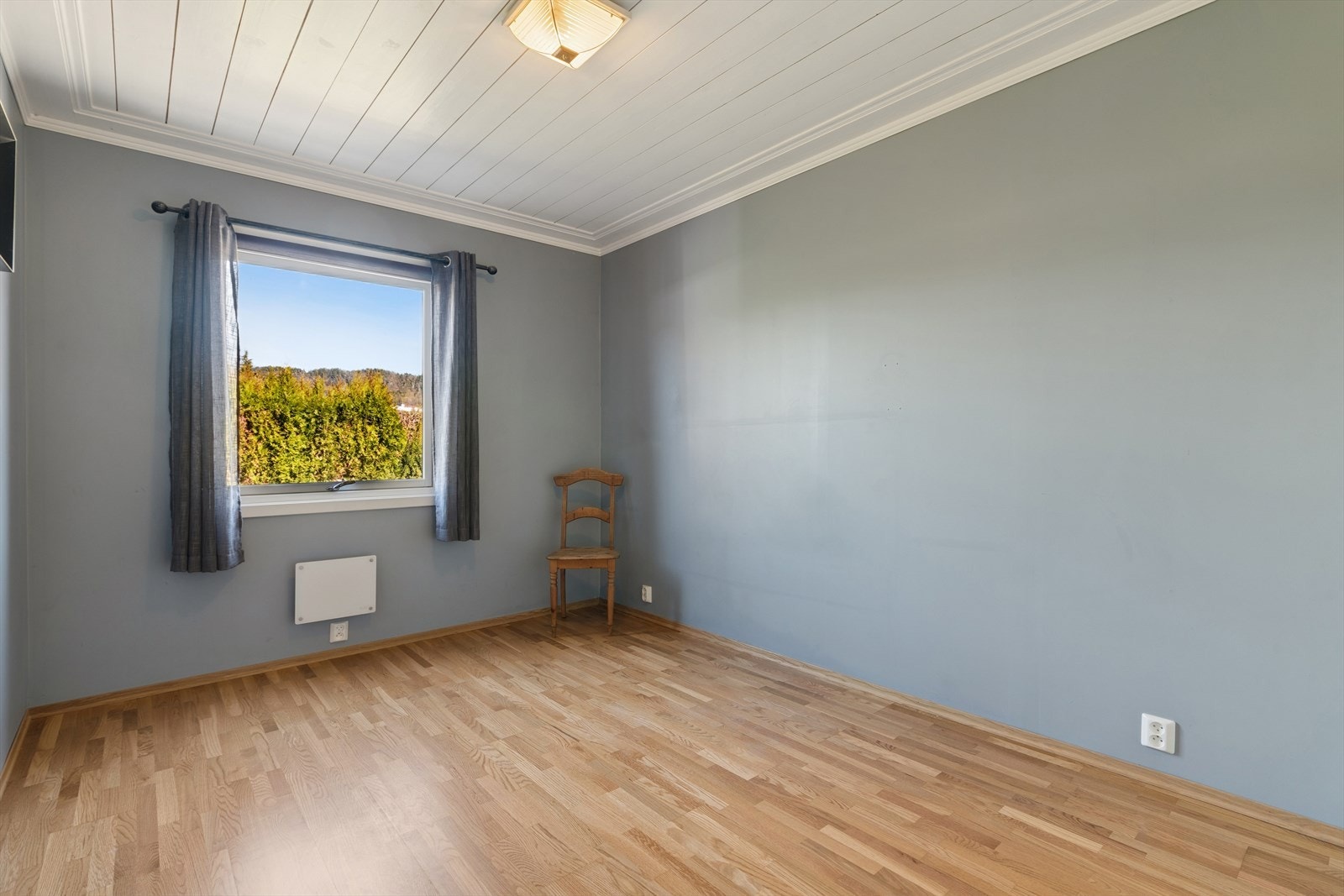 Hovedsoverommet har god plass til dobbeltseng og garderobeløsning. Galleribilde