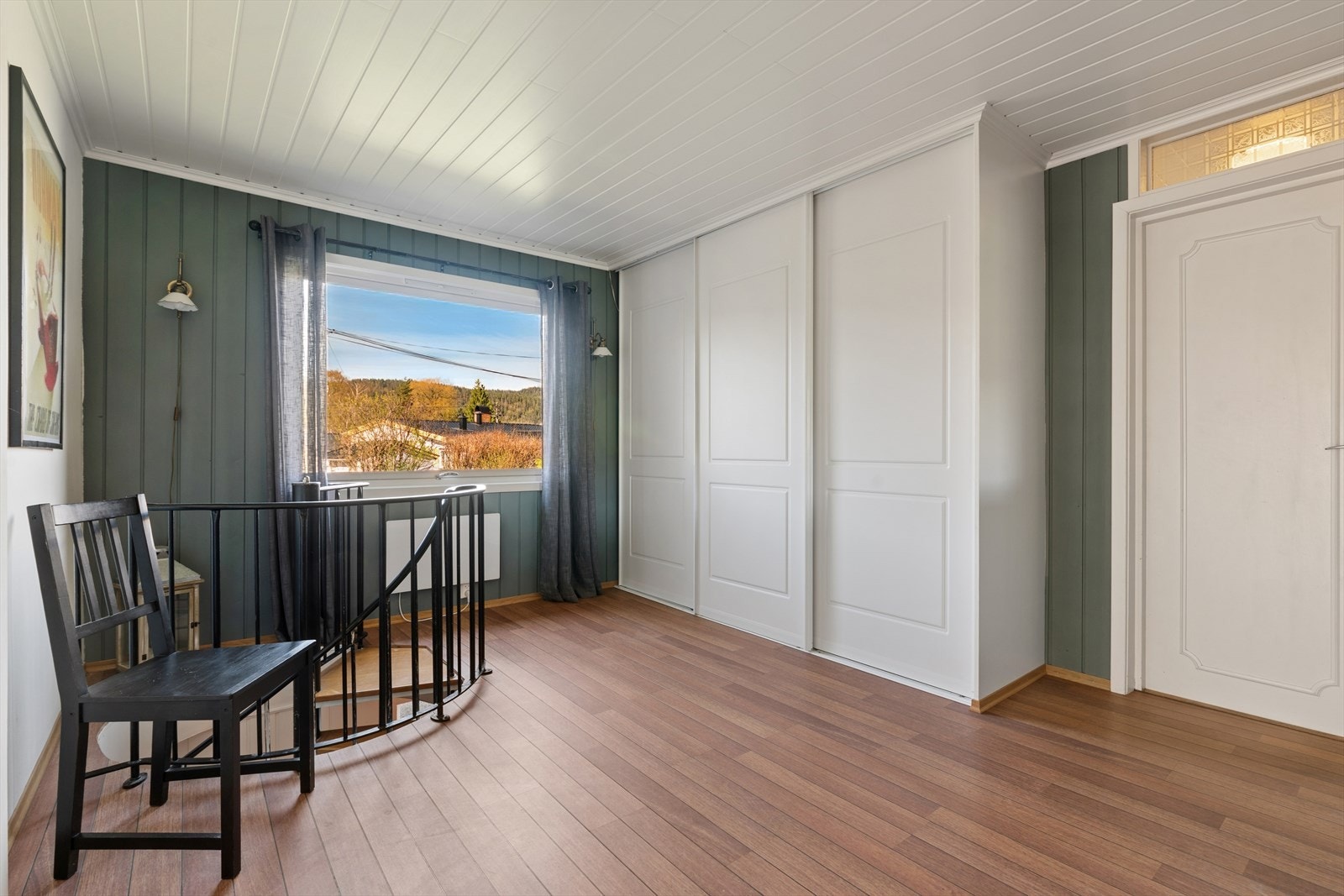 Videre inn møtes man av en romslig hall med god plass til oppbevaring i praktiske garderobeskap. Hallen fungerer som et naturlig bindeledd mellom boligens etasjer, og her finner du en spiraltrapp som fører ned til kjelleren. Galleribilde