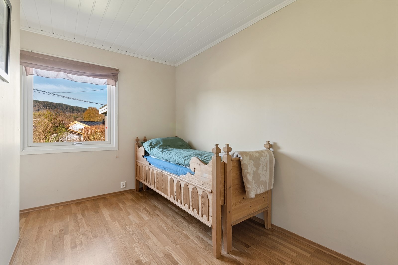 Alle soverommene er utstyrt med store vindusflater som gir rikelig med naturlig dagslys og skaper lyse og behagelige rom. Vinduene bidrar også til flott utsyn mot omgivelsene og gir en luftig og innbydende atmosfære i hvert enkelt rom. Galleribilde