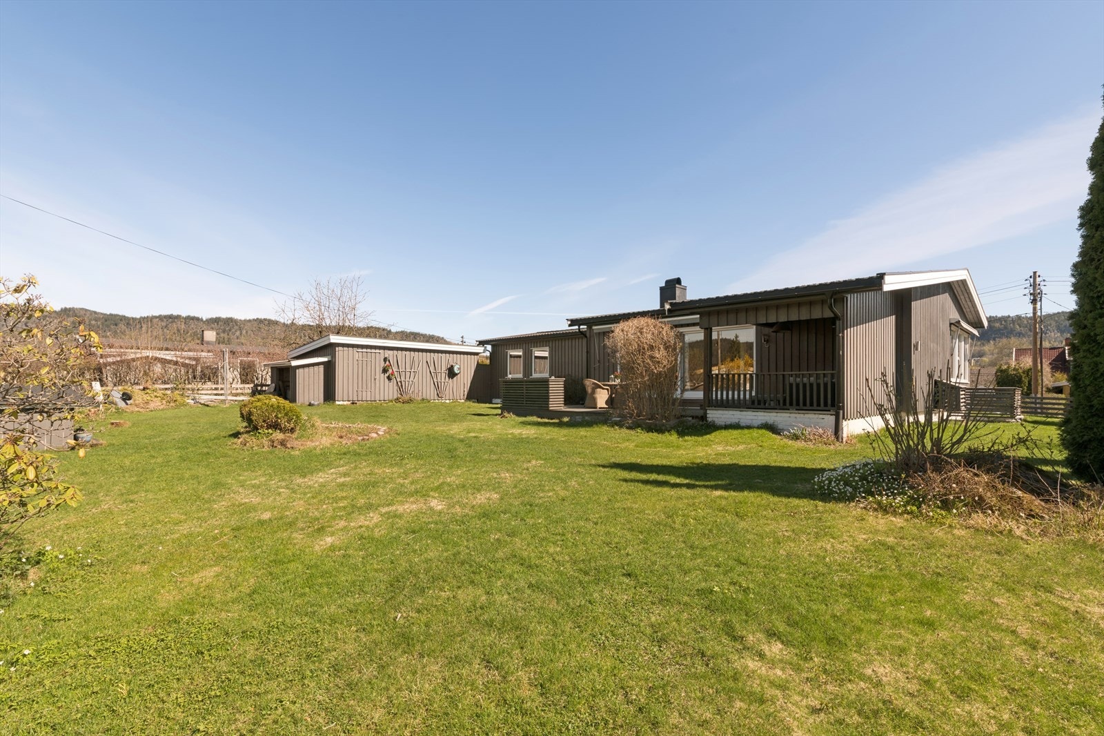 Eiet tomt (1 049,7 m²) som er pent og gjennomtenkt opparbeidet med et romslig plenareal som egner seg godt til lek, opphold og hageaktiviteter. Eiendommen ble omdrenert i 2010. Galleribilde