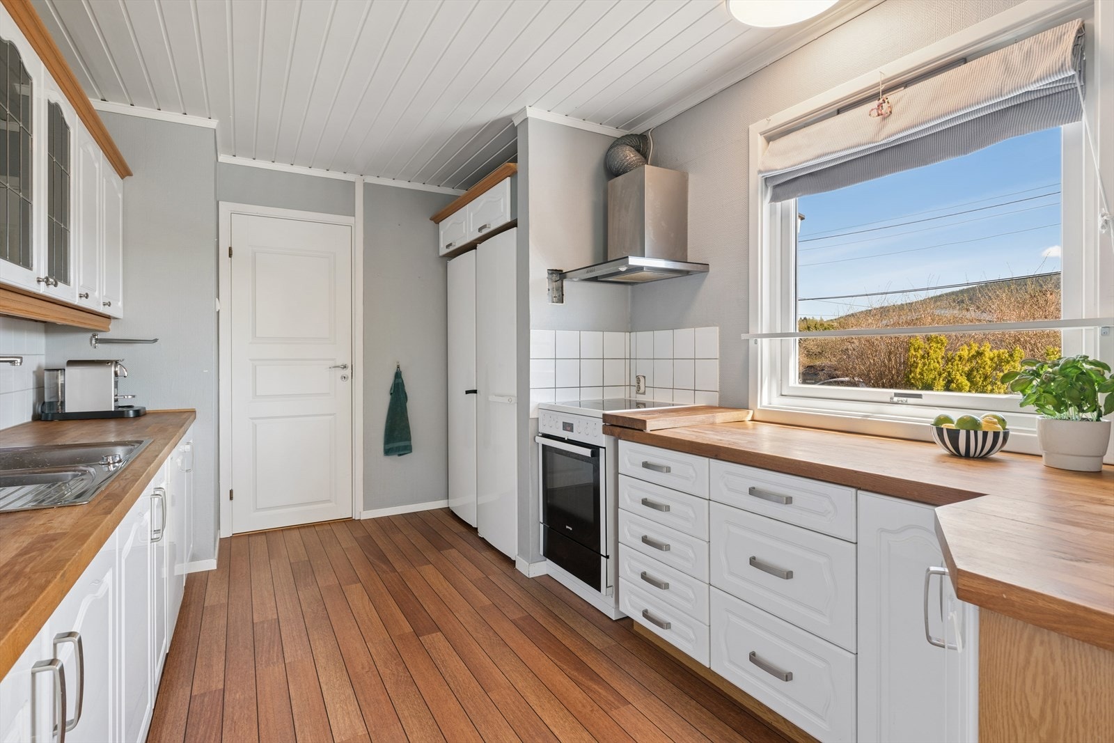 Her er det godt med benke- og skapplass, samt opplegg for oppvaskmaskin. Galleribilde