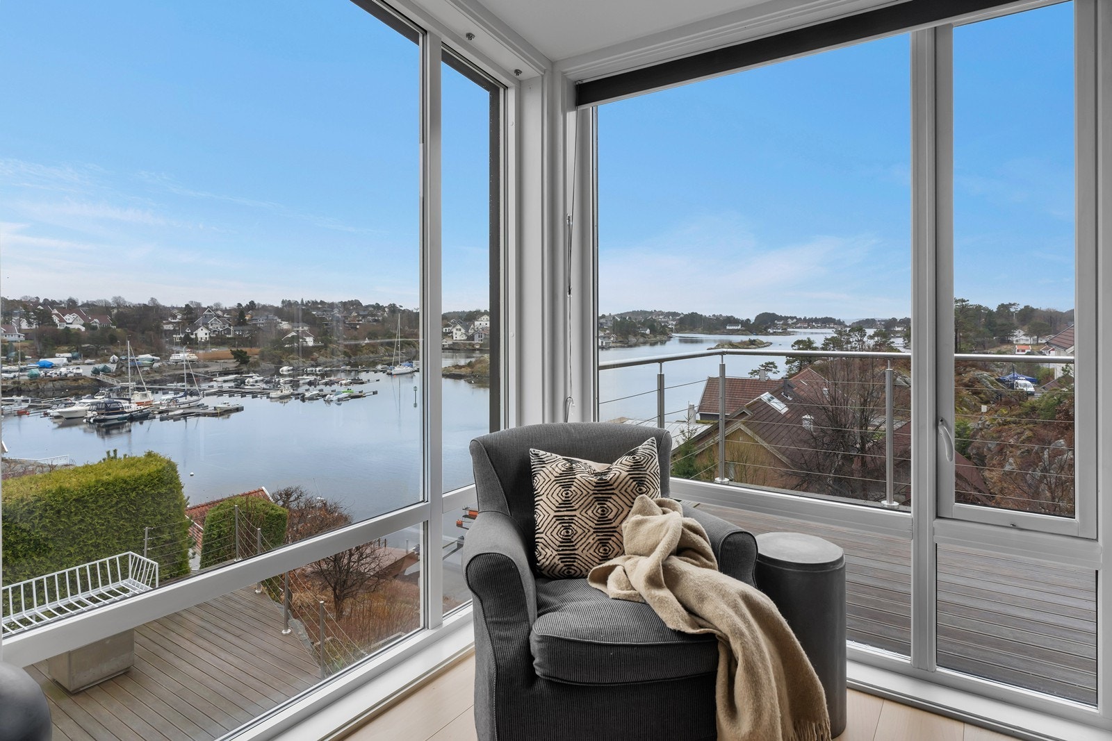 Her har man også flott utsikt over den idylliske skjærgården og dør ut til veranda som tilbyr gode solforhold Galleribilde