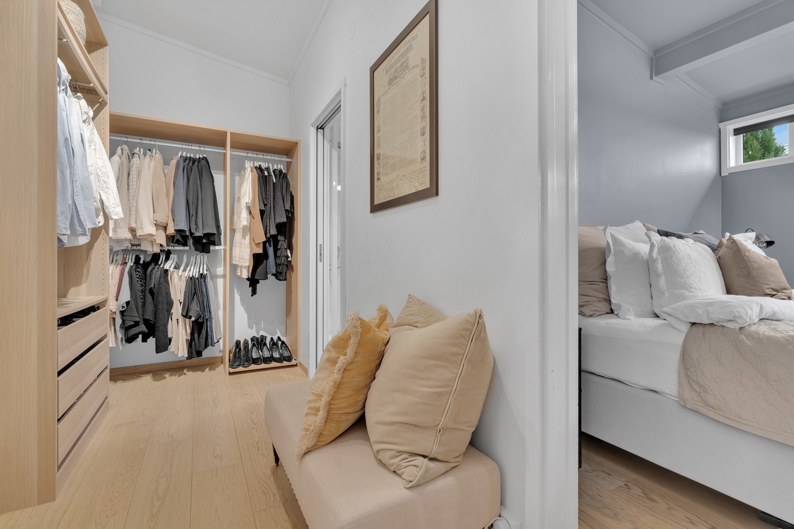 Praktisk walk-in garderobe med god oppbevaringsplass i direkte tilknytning til soverom og baderom Galleribilde