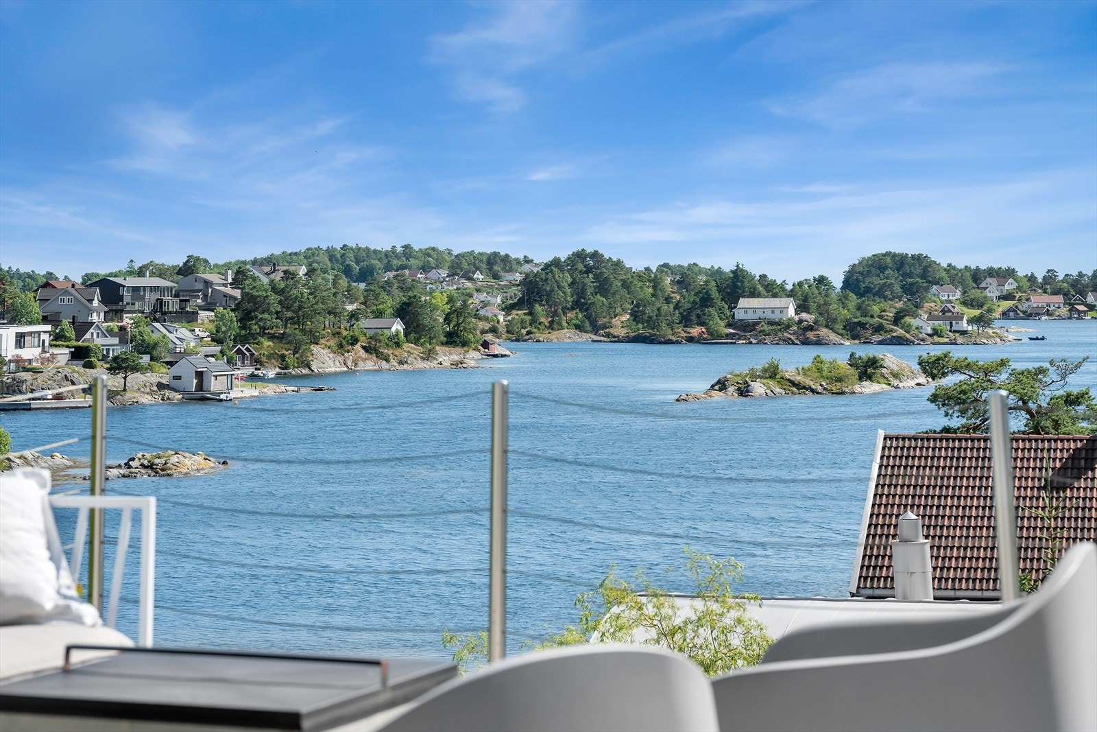 Nydelig utsikt over sjø og skjærgård - en rolig og idyllisk ramme sett fra egen terrasse Galleribilde