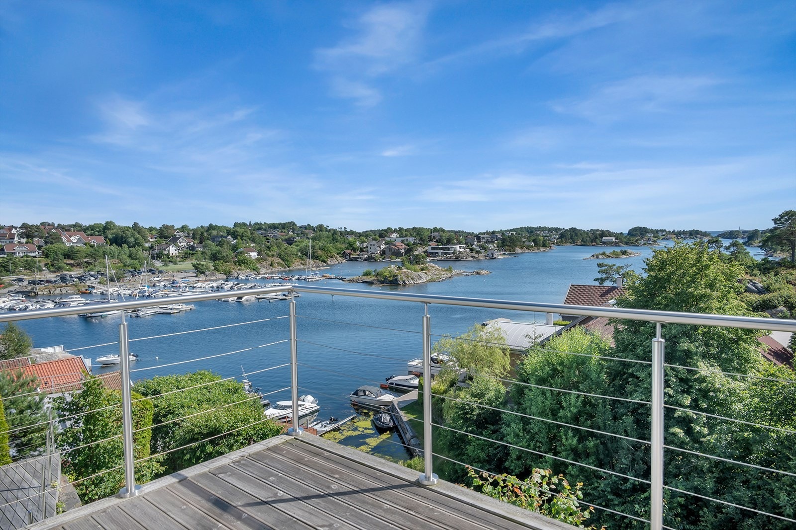 Veranda med fantastisk utsikt over sjø, småbåthavn og idyllisk skjærgård - en perfekt ramme for rolige dager Galleribilde